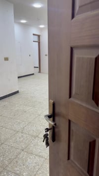 للأيجار شقة طابق اول 140 متر تلث غرف نوم كبيرة وصالة مطبخ وحمام كبير و...