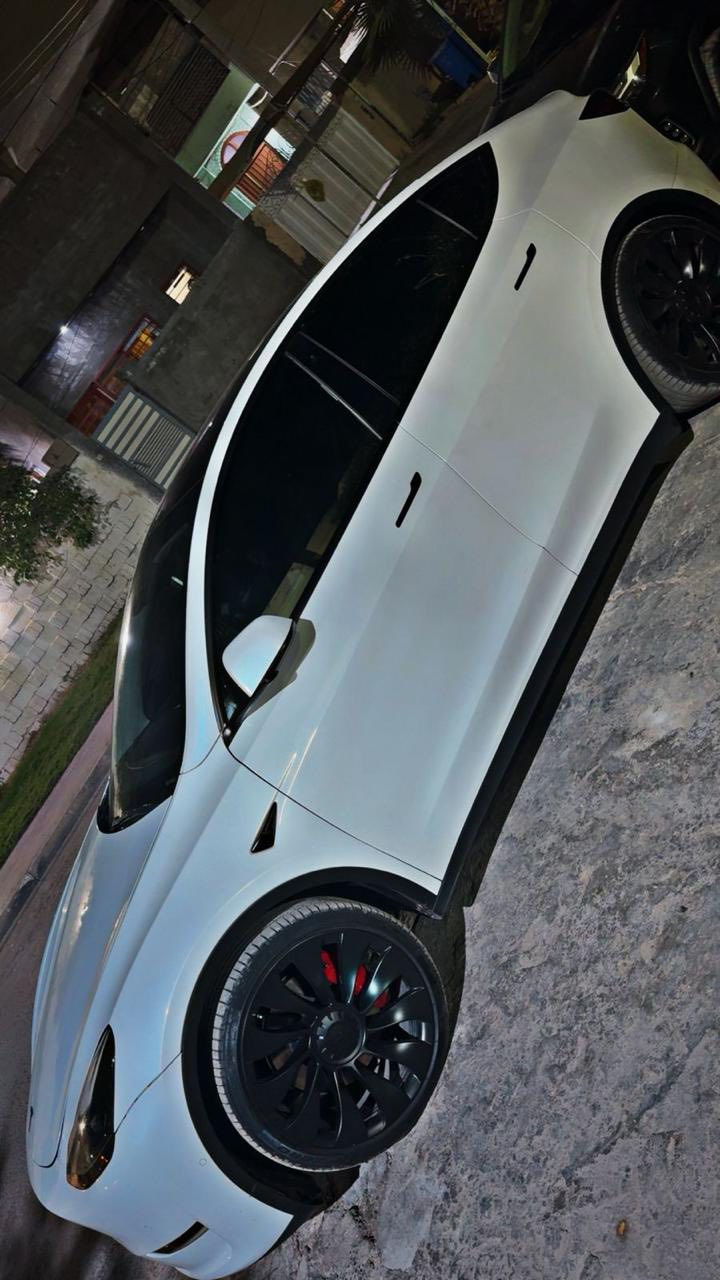 السلام عليكم للبيع 
تيسلا y بيفورمنس ( رياضية ) 2022

نظام دفع: كهربائي ثنائي المحرك (Dual Motor AWD)
* الدفع: رباعي دائم (AWD)
* التسارع 0-60 ميل/س (0-97 كم/س): 3.5 ثانية
* السرعة القصوى: 250 كم/س (155 ميل/س) تقريباً
* القوة المقدرة: بين 455 و580 حصان حسب طريقة القياس والمصدر.  

البطارية والمدى

* البطارية: حوالي 75 كيلوواط ساعة
* المدى الرسمي EPA: 303 أميال (488 كم) للشحنة الواحدة.  
* الشحن المنزلي (240 فولت): حوالي 11.8 ساعة للشحن الكامل.  
* دعم شحن Tesla Supercharger السريع حتى 250 كيلوواط.  

العجلات والفرامل

* جنوط Uberturbine قياس 21 إنش
* فرامل Performance أكبر حجماً
* نظام تعليق رياضي منخفض مقارنة بفئة Long Range.  

المقصورة

* شاشة وسطية 15 إنش
* سقف بانورامي زجاجي كامل
* 5 مقاعد
* تدفئة للمقاعد الأمامية والخلفية
* شحن لاسلكي للهواتف
* نظام صوت Premium مع 14 سماعة وساب ووفر.  

مساحة التخزين

* خلف المقاعد: 34.3 قدم³ (حوالي 971 لتر)
* الحد الأقصى بعد طي المقاعد: 76.2 قدم³ (حوالي 2158 لتر).  

أنظمة السلامة

* Autopilot الأساسي
* مثبت سرعة متكيف
* المحافظة على المسار
* كاميرات محيطية
* مراقبة النقطة العمياء
* ⁠
الحادث فقط جاملغ وبنيد مكفول شواصي ولغود واي شي غير الذكرتهن تصليح درجه اولى ✅

السعر 21500 بيه مجال 

عنوان بغداد 

*********** 

‭0788 011 0077
