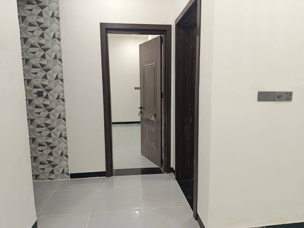 دار للبيع الورديه داخل قرب الامام سيد موسى تقسيم جديد كافه الخدمات ماء كهرباء تبليط اناره 170متر غرفتين نوم صاله مطبخ مجمع صحيات  كراج سياره هول كامل بعد جديد مامسكون ***********
