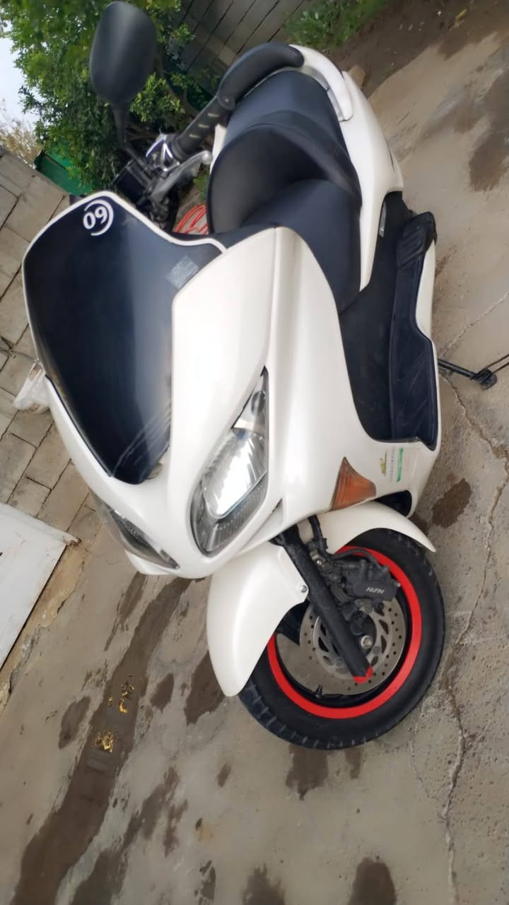 السلام عليكم 09 للبيع
الماطور جدا نضيف الكفرات نضافه ٨٥
اللون ابيض صدفي 
الكشن مغلف جديد
موجود الدبل مال الكشن شغال
لايت اصلي مال شركه عالي ناصي
صالنصه رياضي صوتها كلش حلو 
معدل عالاستانه ١٥٠ بالشارع ١٣٥
محرك فول نضيف الصبح ايطلع بخار
للجناي ما يصرف عليها لو برغي 
الاكويتر والنوزل والفيتبم فول
الصبح ثلج نكره وحده تشتغل
اكلجات وغايش كله جديد 
موجود فيديو للماطور اقتنع وخابر
السعر ١٣٥٠ وبيه مجال للشراي
*********** صلاح الدين الاسحاقي
