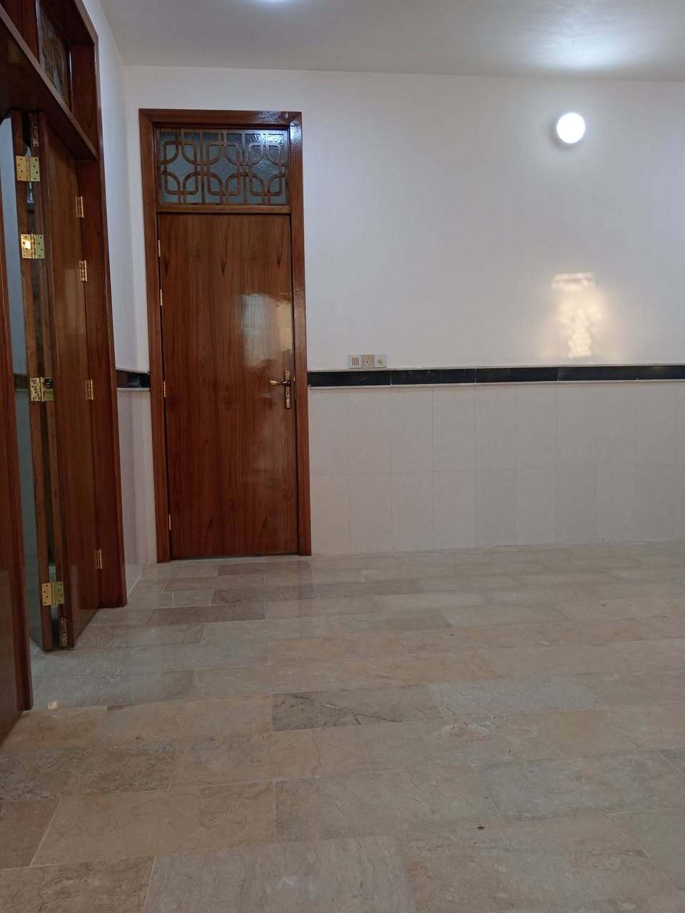 السلام عليكم
دار للبيع طابو صرف
 حلة وردية خلف مستشفى الكفيل
شارع ٢٠م
خدمات ماء كهرباء وتبليط
طابقين بناء حديث
مساحة ٢٠٠ م
تسليم مباشر
طابقين٤ نوم
طابق ارضي ١غرفة نوم وصاله ومطبخ وكيلدور وكراج سيارة صحيات
طابق ثاني ٢ غرفة نوم وهول
للاستفسار***********
***********
*********** ابواحمد لبيع وشراء العقارات في بابل مكتب البيت الامين حلة نادر الأولى قرب آسواق الجمل ملاحضة نستقبل جميع عروض البيع والشراء والايجار الرهن
