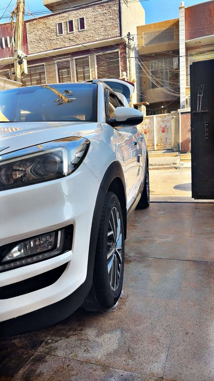 السلام عليكم اخوان عندي توسان 2020  البيع شركة الكاصدخليجي بيهة صبع ربع باب ونصف الجاملغ وقبق الجنطة والبنيد مبدل 
مواصفات السياره 
بصمة 
شاشة حجم كبير 
دخول ذكي 
خمسة انضمة قيادة
مري شفط
جهتين تحكم ستيرن
حساس خلفي وأمامي 
شاحن ذكي المبايل 
كشنات جلد وتحكم جهتين 
سيارة مصروف علية حدادية قبل عشره ايام بدلتهة وتخم تاير هم وباتري جديـٍْد ماناقصهه ايشي سيارة بلجيس
السعر 180 وبيهة مجال الطيبين 
عنوان بغداد حي اور 
***********
