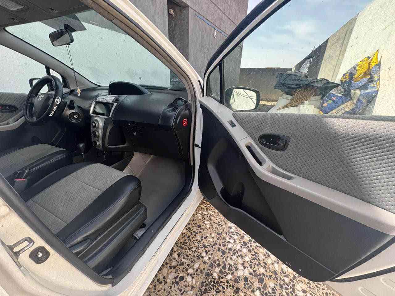 السلام عليكم تيوتا يارس للبيع 2006 وارد خليجي محرك ١٥٠٠ رقم بغداد الجديد باسمي تبريد ثلج خمسه ويل كب شاشه وكامره دوشمه جديده وارضيه جديده جلد سياره نضيفه وجاهزه  السعر ٧٦ وبيهه مجال مكاني بغداد  *********** بغداد, العراق
