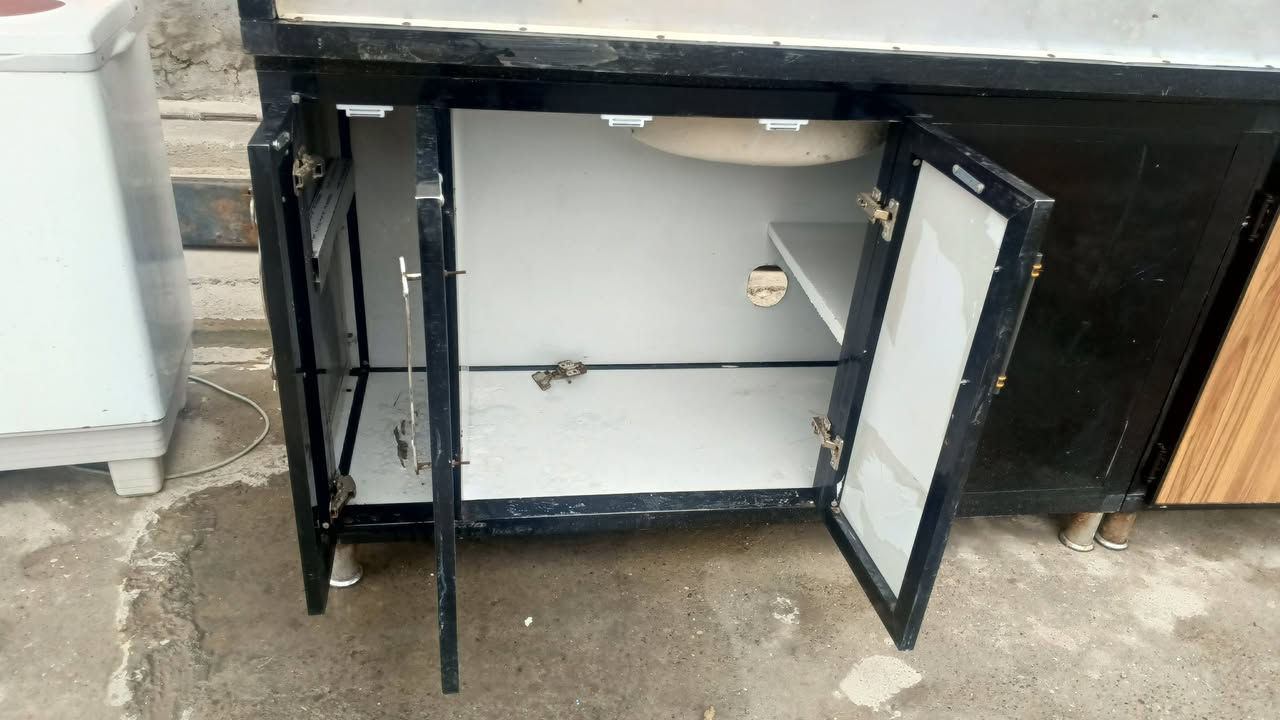 كاونتر للبيع هو و الطباخ ماله السعر 250 وبي مجال المكان حي العروبة اتصال على رقم ***********
