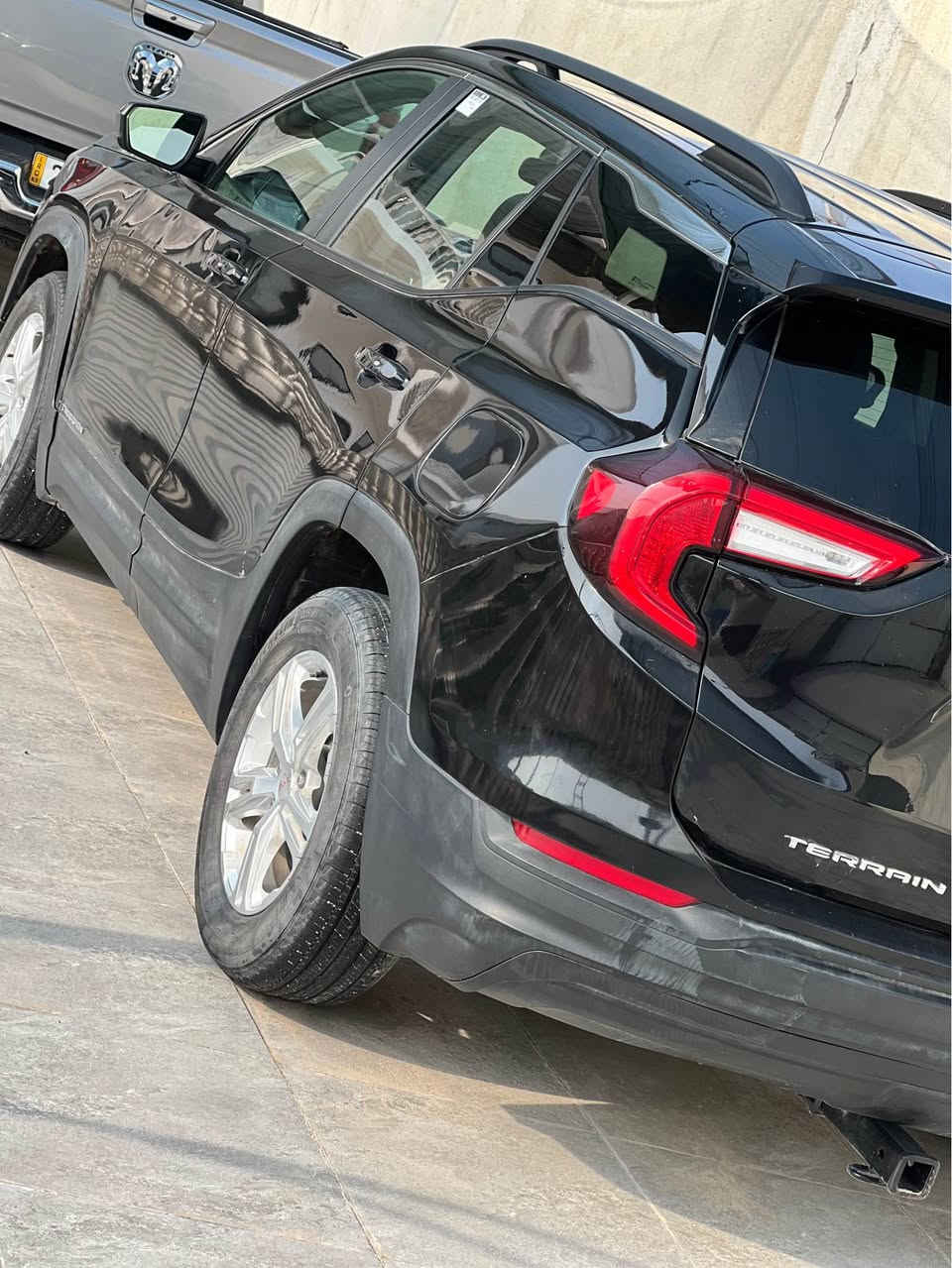 GMC  TERAN 2024 جديدة
فول عدى الفتحه 
بدون ايرباك
جي ام سي تيران 2024 
الوحة /اربيل  رقم جديد بأسم شركة 
الحادث /  بدون تبديل ايشي فقط صبغ ربع جاملغ خلفي +  ربع باب خلفي عكس السايق
المواصفات
1-اللون اسود
2-فئهSLE 
3-ويل حجم 18
4-فور ويل 
5-بصمة أبواب مع بصمة تشغيل 
6-ويل كب 
7-كشنات مخمل / حضن رياضي
8-كشنات هيتر  كامل
9-تبريد أمامي خلفي 
10-شاشه كبيره 
11-رادار امامي مانع تصادم 
12-تحديد مسار 
13-كشاف ضباب 
14-وقوف ذاتي
15-كامره خلفيه 
صندوق كهرباء
تحكم كشنات كهرباء
هاند بريك بصمه
16-ماشيه 18000  فقط 
بحالة الوكاله التصليح ب دبي  درجة اولى
17-محرك 1500T تيربو 
#وباقي المواصفات المعروفه 
***********
*********** البصرة, العراق
