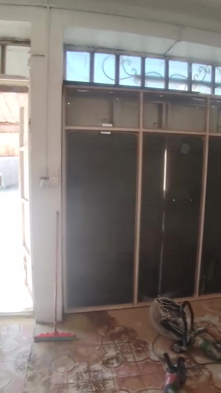 السلام عليكم جامخانه محل للبيع مكاني حله حي العسكري قياسات مترتين ونص مربع (250) كامله هيه وجامه اي نقص مابيه السعر 150 للاتصال ***********
