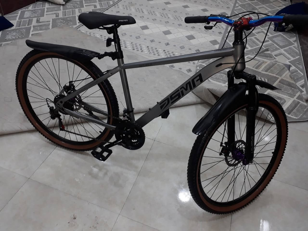 السلام عليكم بايسكل جبلي للبيع 
نوع البايسكل DSMAياباني
البايسكل المنيوم والكيبلات داخليه
 بريكات دسك من شركة شيمانو اليابانيه
ستيرن عريض سبع الوان
 دبل امامي 
كير امامي 3نمر وكير خلفي 7نمر البايسكل جديد ويخبل اسف عله الاطاله
سعر البايسكل 160وبي مجال بسيط حك جيتك 
خاص او واتساب ***********
