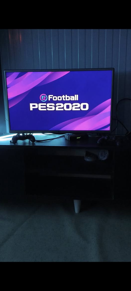🎮 للبيع بلايستيشن 4 (PS4) بحالة ممتازة 🎮

✅ بلايستيشن 4 سليم نظيف جدًا، وكالة وما مفتوح أبدًا.
✅ غير مهكر ويشتغل بدون أي مشاكل.
✅ مع قاعدة للبلايستيشن.
✅ 3 أقراص أصلية:

- GTA V
- FIFA 18
- PES 2020
  ✅ 3 جويستكات (يدات) بحالة جيدة.
  ✅ الجهاز جاهز للاستخدام مباشرة.

📍 الجهاز نظيف والاستعمال خفيف.
💰 السعر: (350) وبي مجال للطيبين
المكان: بغداد ابو غريب
للتواصل والاستفسار: *********** واتساب
