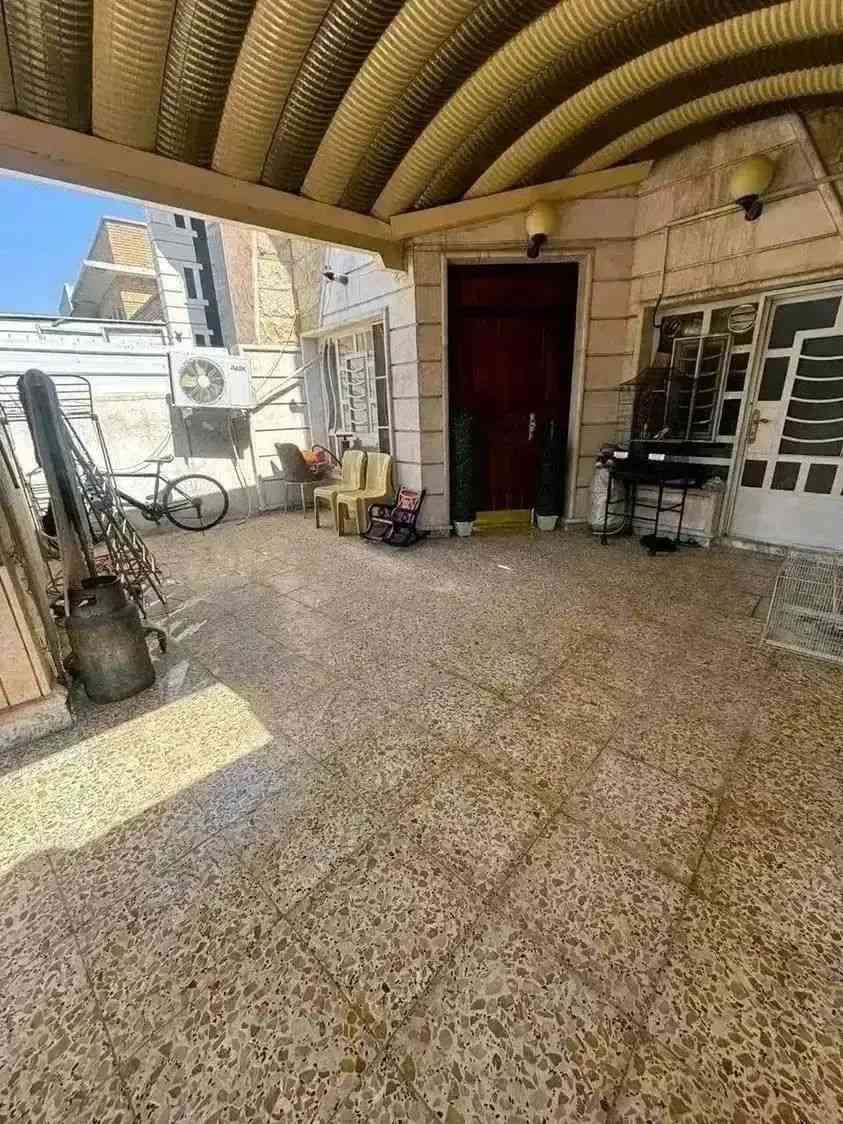 السلام عليكم⚘️⚘️⚘️
بيت للبيع الاعظمية /شارع المغرب 
المساحة١١٣ 
الواجهة ٦ م 
بناء حديث واجهة حجر 
يحتوي على كراج ومدخلين 
الطابق الأول مطبخ وصالة وحولي وغرفة نوم وخدمات 
الطابق الثاني غرفتين نوم وخدمات 
الطابق الثالث بيتونة وسطحين وغرفة سندويج 
للاستفسار مراسلة الصفحة او الاتصال بالرقم ***********
