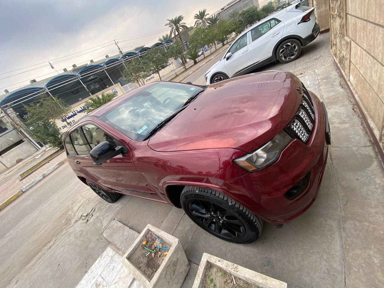 السلام عليكم
جيب كراند شيروكي 
 ايرباك سليم 2020
رقم سليمانية مميز باسمي
بلاك توب فول
فورويل ، سلايد ، ردار جانبي ، مانع تصادم 
حساس خلفي ، بصمة وتشغيل عن بعد 
ماشية 60 الف ميل 
الضرر مرفق 
صبغ ربع البنيد فقط 
تبديل قبق الجنطة نفس اللون
سونار مرفق بيها تعديل بسيط بالدواخل الخلفية 
السيارة تحتاج اعادة صبغ البنيد لان جرد وتحتاج صدر فقط 
فريز مبدل جديد
اطارات جديدة
كير ومكينة وكهرباء كلها جديدة
السعر 215 وبيها مجال
بغداد البنوك
مهندس عبدالله 
0772 353 7793
