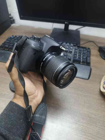 كانون D700 نظافة 100% 
شخط مابيها مع كامل ملحقاتها والكارتون الاصلي 
 ضمان مامفتوحة ولا داخلة صيانة 
ملحقات 
رام اصلي 
حزام 
گرب دبل بطارية 
بطاريات ثنين 
كيبل ال HDMI الاصلي مالتها 
والشاحن الاصلي 
مكاني كربلاء 

*********** 
وتساب واتصال
السعر ٤٢٥ الف
