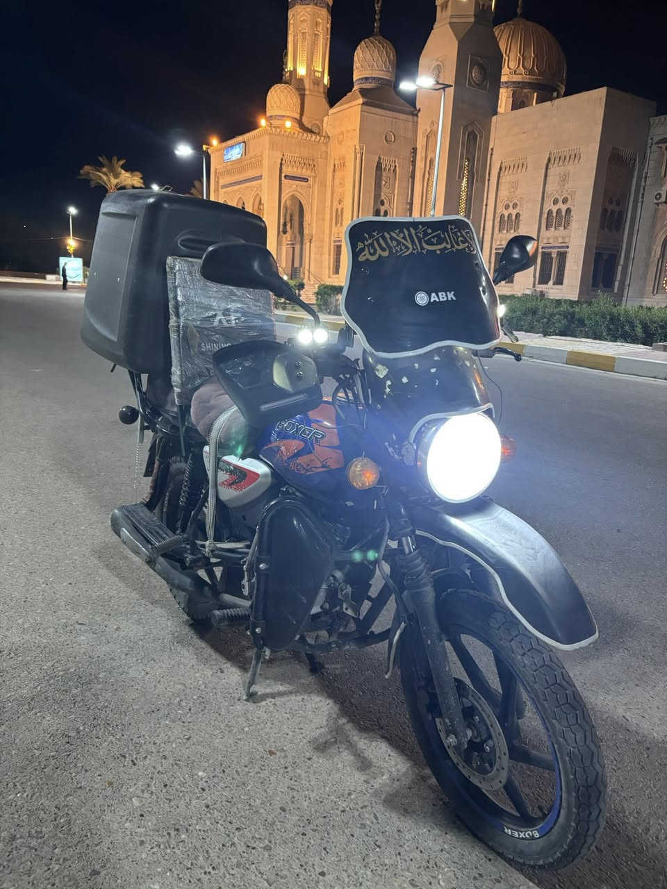 سلام عليكم ورحمة بوكسر موديل ٢٢ اوراق موجوده بس تلفانه شي قليل بيه دخانه بصيطه دهن كله امزويل اشد سعر ٩٥٠ الف وبيه مجال شي قليل مكاني بغداد يرموك  رقمي *********** بي واتساب
