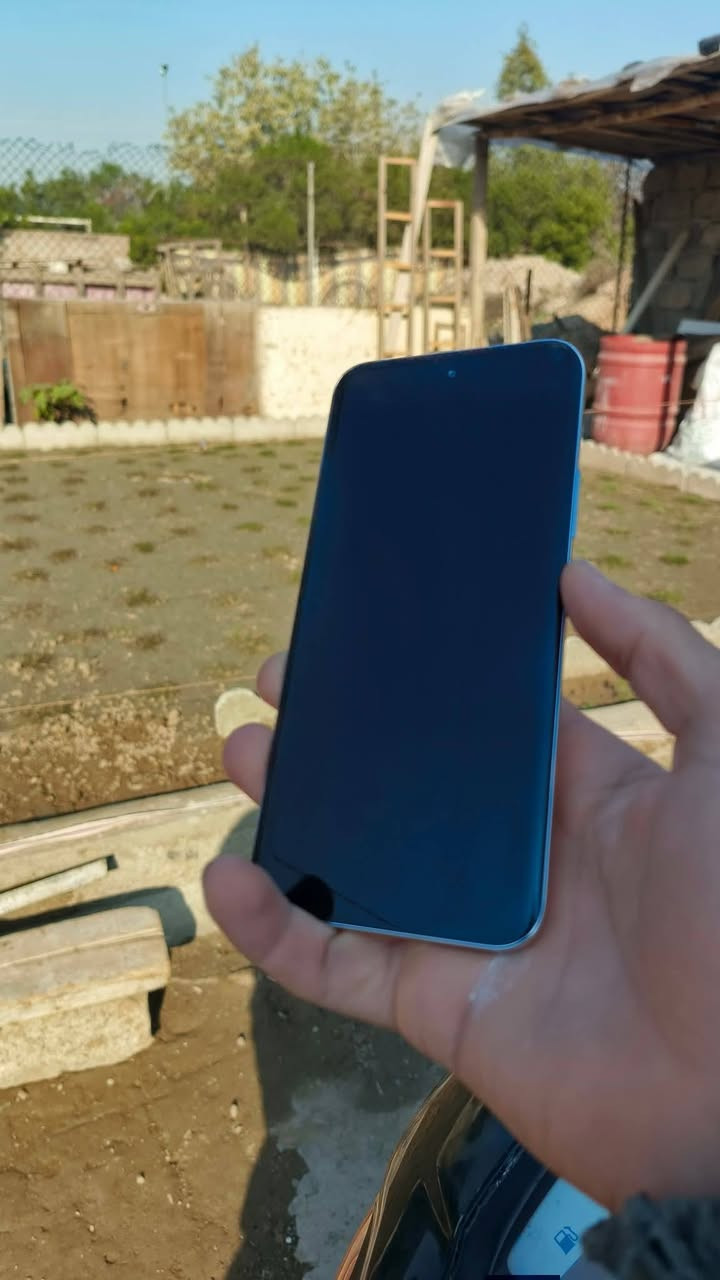 السلام عليكم ورحمة الله
( للبيع او مروس) 
(تكنو سبارك 40 برو بلس).

​الشاشة:
​نوع: 3D AMOLED (شاشة منحنية الأطراف)
​الدقة: 1.5K (1224x2720 بكسل)
​معدل التحديث: 144Hz (مما يوفر سلاسة فائقة)
​المعالج:
​MediaTek Helio G200 (يذكر أنه "الأول من نوعه في العالم")
​الذاكرة والتخزين:
​يتوفر بخيارين للتخزين: 256GB 
​الذاكرة العشوائية (RAM): 8+8GB
​الشحن والبطارية:
​سعة البطارية: 5200 مللي أمبير
​الشحن السريع: 45W (شحن سلكي)
​الشحن اللاسلكي: 30W (شحن لاسلكي مغناطيسي)
​الكاميرا:
​الكاميرا الخلفية الرئيسية: 50 ميجابكسل (مع دعم التثبيت الإلكتروني للصور - EIS)
​ميزات إضافية:
​مقاومة للغبار والماء بمعيار IP64.
​تقنية NFC (الاتصال قريب المدى).
​نظام تشغيل Android 15 وواجهة HIOS 15.
​بصمة تحت الشاشة (بصري).
​مكبرات صوت مزدوجة مع تقنية Dolby Atmos.
​ميزة FreeLink للمكالمات المجانية بدون إشاره 

سعر 225


**إذا كنت صاحب هذا الإعلان وتريد حذفه لأي سبب، رجاءا أرسل رسالة إلى الدعم الفني**