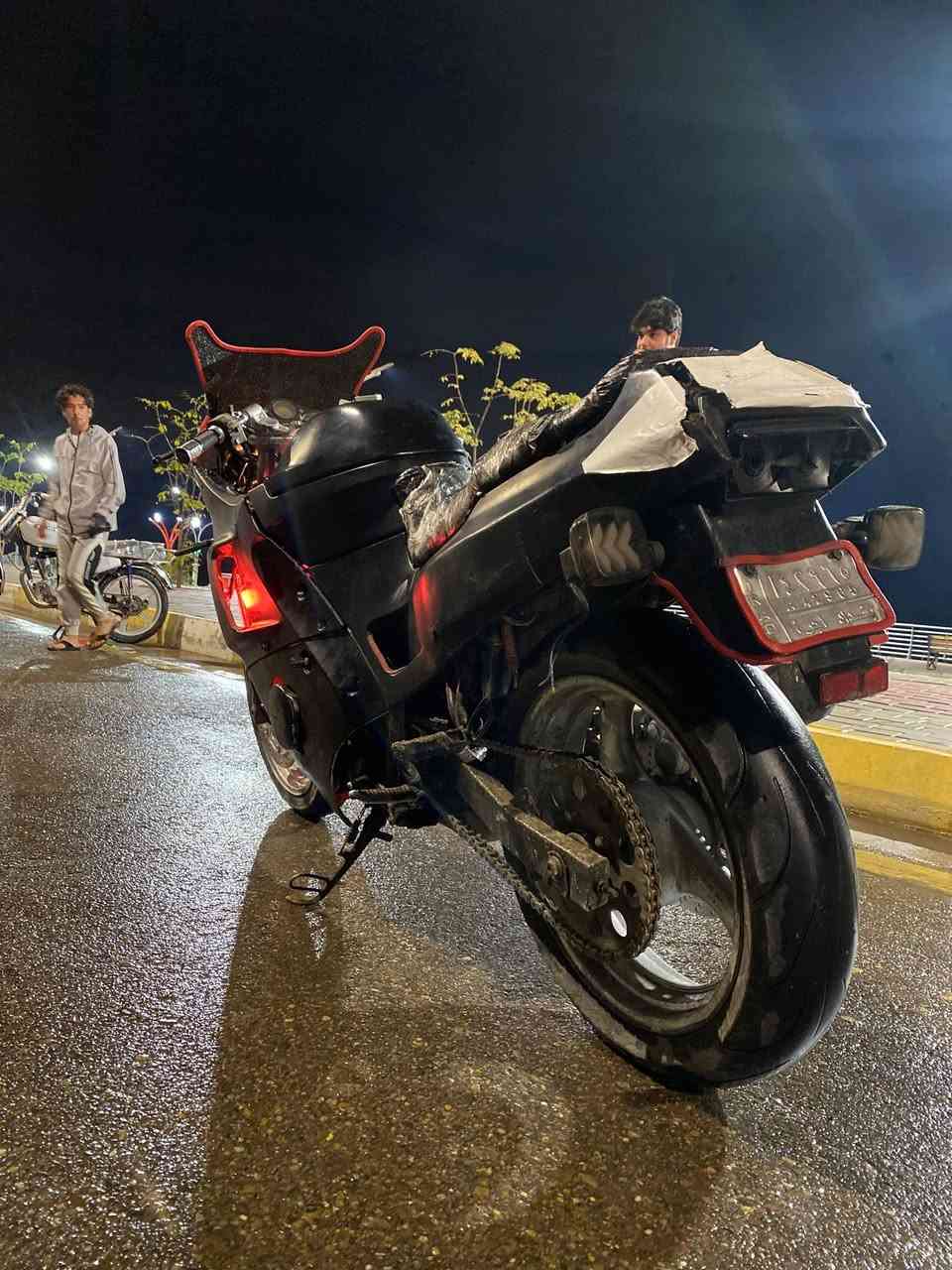 سلام عليكم دراجه بطح ام جنطه شغاله كامله نقصه بس شوته وراق كامله مكاني عامريه الصمود سعره 750. وبيه مجال هاذ رقمي ***********
