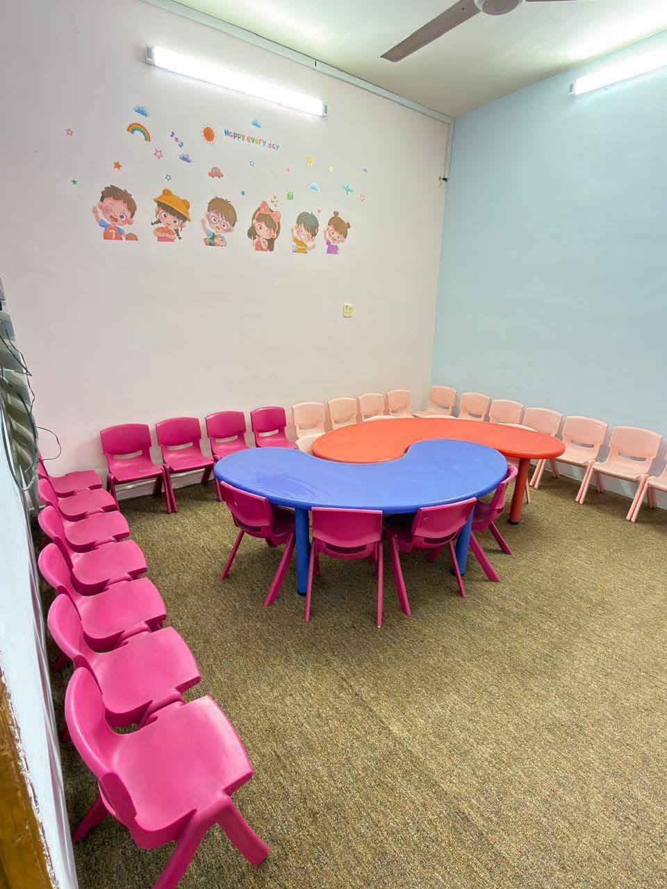 🌟 أهلاً وسهلاً بكم في حضانة بيت ماما فطوم 🌟  

إذا تبحثون عن مكان آمن، نظيف، ومليان حب واهتمام لطفلكم… فأنتم بالمكان الصحيح ❤️  

👶 إشراف واهتمام بكل طفل كأنه واحد من العائلة  
🎨 نشاطات تعليمية وترفيهية تنمّي مهارات الطفل  
🧸 بيئة مريحة وآمنة تساعد الطفل يشعر وكأنه ببيته  
📹 المكان مجهّز بالكامل بكاميرات مراقبة لراحة واطمئنان الأهل  

😍 موجودين ع مدار اليوم والأسبوع والشهر والسنة

🎁 خصومات مميزة عند الاشتراك لفترات أطول  

📲 للحجز أو الاستفسار راسلونا، ونكون بخدمتكم بكل وقت  

✨ *بيت ماما فطوم… لأن طفلكم يستحق الأفضل
القادسية ***********
