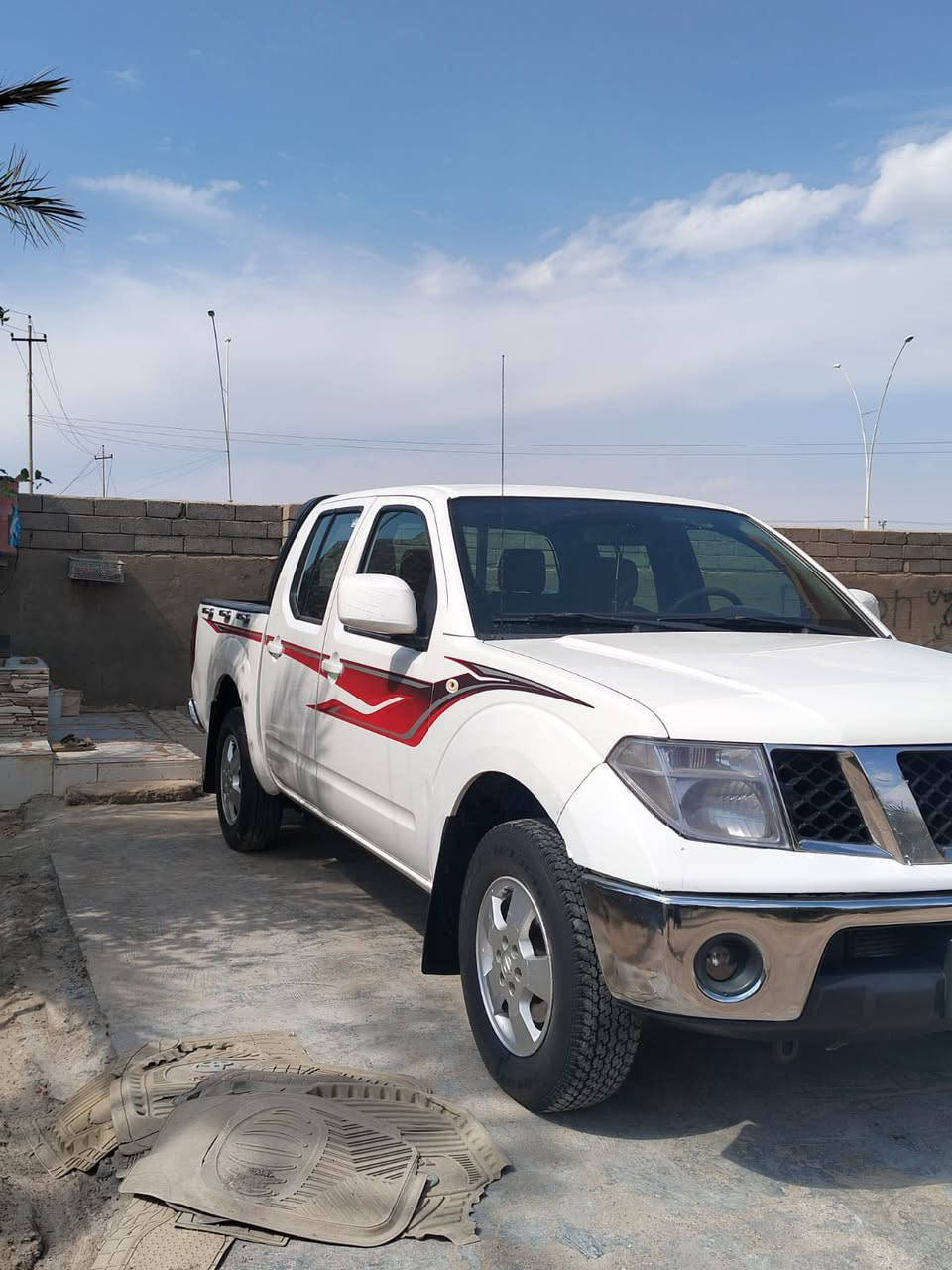 السلام عليكم نيفاره موديل 15 اوتو اربيل بيها صبغ التكمه قرب الويل الخلفي سنويه منهيه عندي*********** وكاله مراوس او بيع سعر 120قابل للتفاوض مكان بصره قرنه
