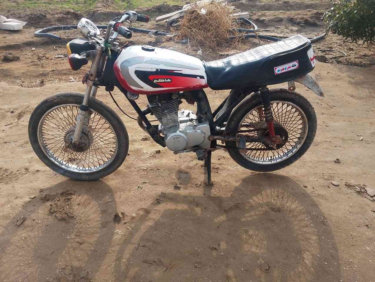 السلام عليكم دراجه للبيع 4 قير موديل 19 دراجه نظيفه خير من الله مكان الدراجه بابل حمزه الغربي منطقه العوادل السعر 125,000 وبيها مجال والله متوازي على بيعتها ما متواجد على الفيس شرايد اتصل بيه خير ويتدلل هذا رقمي***********
