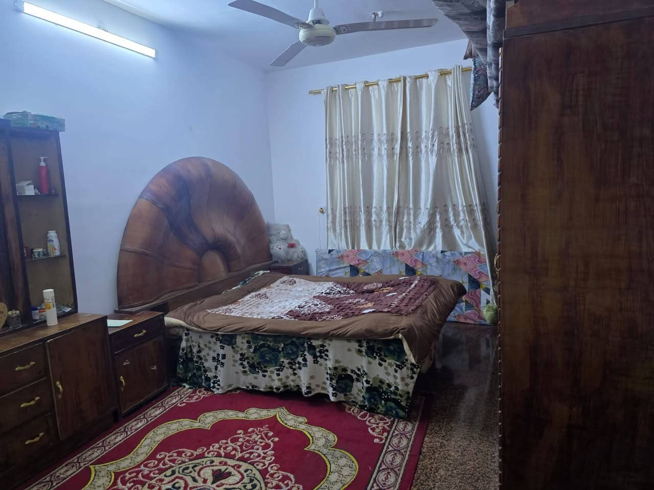 #عرض_للـبـيـع 
دار سكن للبيع مساحته 150م واجه(7،5 م *20 م) طابق واحد بناء طابوق 🧱 
بحتوي على غرفه خطار وغرفتين نوم ومطبخ ومنور وصحيات داخليه وخارجيه 
السعر 180مليون وبيه مجال
العنوان : بغداد- ابو غريب- خرنابات الجديده- قرب أنشائيه أبو طيبه
للأستفسار اكثر يرجى الاتصال على الارقام التاليه: 
***********
***********
