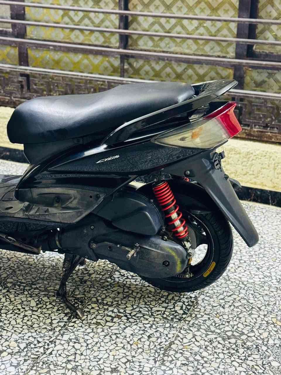 السلام عليكم 
دراجة سكنس فحل كابريتر للبيع
الدراجة مكفولة من كلشي نظيفة مابيها أي عيب كهربائيات كلها شغالة اشاير وكلشي مكينة ناعمة ونكرة سلف بس الباتري ضعيف اني ما شاحنة كفرات كلها مختمة واحد على واحد ☝️ شلعتها مو قوية بس بيها معدل الدراجة شرط بلادي
 مكاني بغداد المشتل رئاسة المعلمين قرب الأمين
الرقم *********** موجود وتساب او هاتف 
المو شراي لا يتعبني لئن مستعجل على البيعة والله 
السعر 600 وبيها مجال ومن تجي سهلة بالخدمة تحياتي
