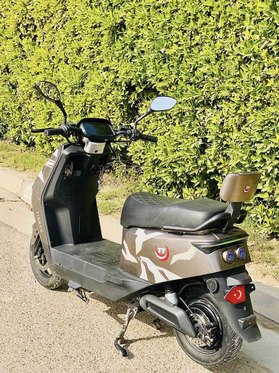 السلام عليكم
دراجه شحن 318 
6بطاريات تمشي 50 كيلو بالشحنه الوحده 
اشاره يمنه يسره دبل اشاره 
نظام بك 
لايت لد عالي ناصي 
سرعه 80 حقيقي 65 
نظافه 80‎%‎
سعر 525 
مكاني بغداد اليرموك 
رقمي ***********
