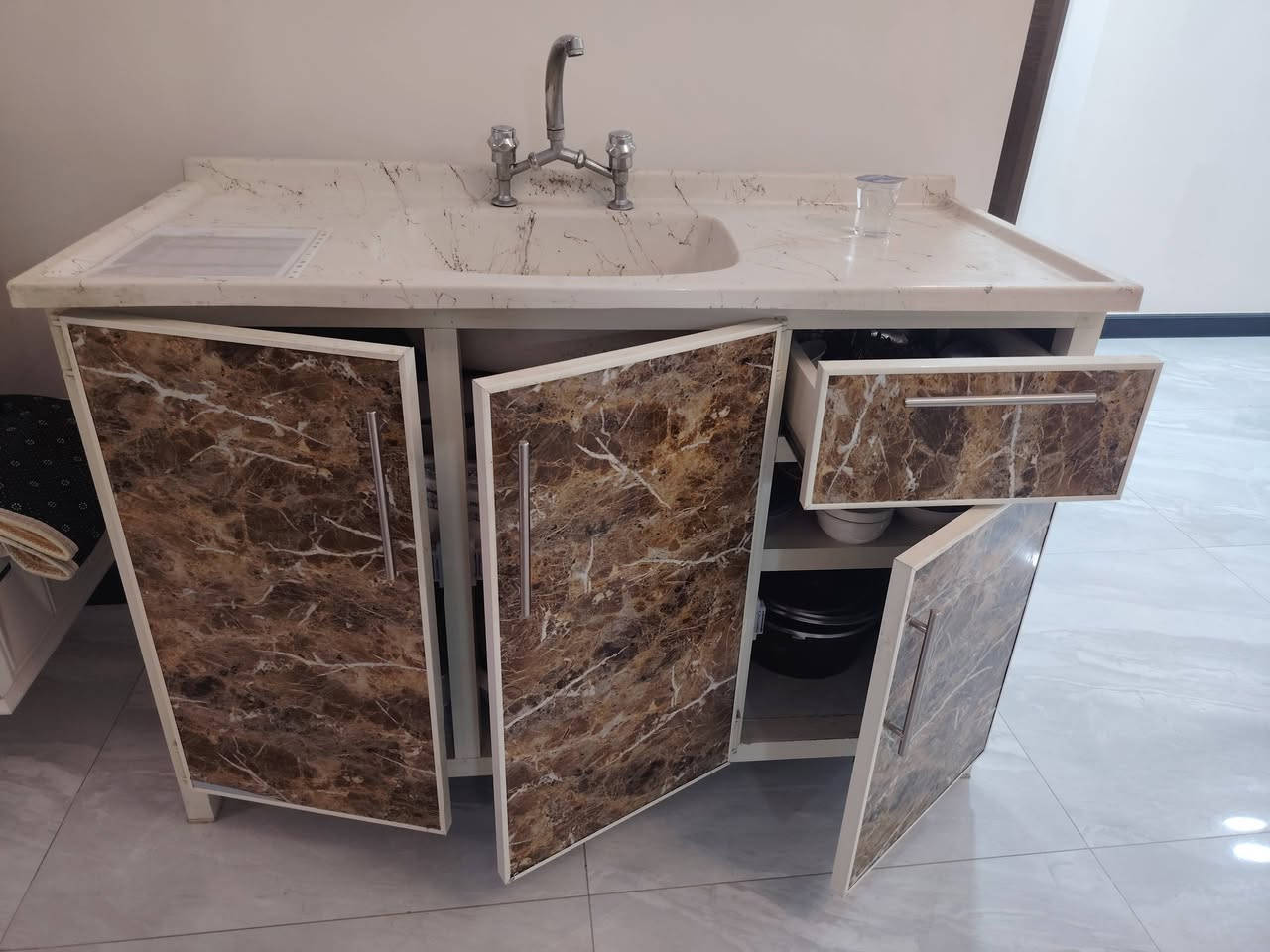 السلام عليكم
1-كاونتر سنك نظيف جدا العرض ١٣٠ السعر ١٥٠ الف

2-ثلاجه ١٦ قدم نظيفه جدا وغير داخله تصليح السعر ٣٥٠ الف

3-بلازما دنكا قياس ٤٩ نظيفه وغير داخله تصليح السعر ٢٠٠ الف
العنوان بغداد مجمع بوابة العراق السكني مقابل الزوراء 
التواصل على الرقم
***********
اتصال+واتساب
