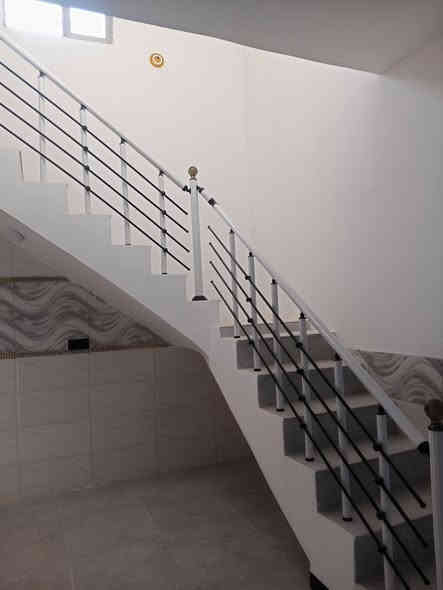 سلام عليكم دار 100م بناء طابوك صب كونكريت شغل يخبل سيراميك بورسلين محجر تانكي كيزر خلاطات كله جدد البيت فارغ كبل تنتقل بي على شارع تبليط قرب حاتم الخير يحتوي على غرفه وصاله ومطبخ وستقبال وصحيات داخليه وخارجيه السعر ٤٦ وبي مجال تواصل *********** عنوان مكتب خلف أسواق فدك
