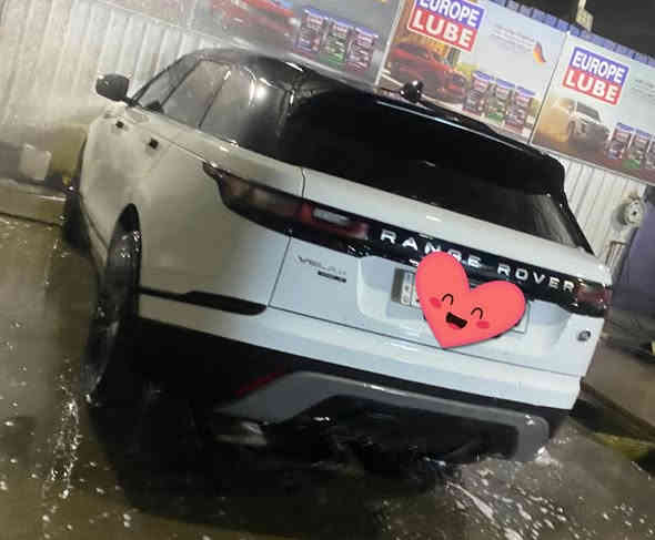 السلام عليكم 
رانج روفر فيلار خليجي بيها بنيد وجاملغ رقم بغداد ماشية 55 
المواصفات 
بانوراما
يدات شفط
تو كلر
شاشة متحركة
شاشة تبريد 
عدادات ديجتال 
نظام الصوت مرديان
كير ماوس
تحكمات لمس
مري قلاب 
تعتيم مري
مكينة 4 سلندر 2000 تيربو
كراسي كهرباء
داخل جلد 
كار بلي
جنطة كهرباء 
وباقي المواصفات المعروفة
 السعر 360 وبيها مجال غير متواجد بالفيس تواصل *********** واتساب او اتصال 
مكان السيارة بغداد 
السيارة جاهزة من كل شيء
