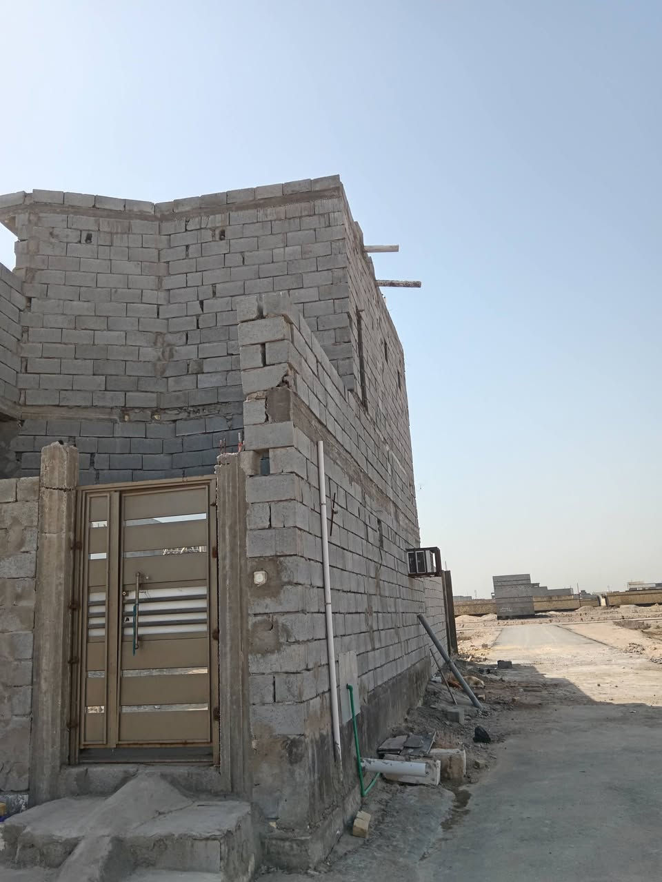 بيت 🏡 مساحه ١٠٠ متر مربع ركن على شارع شلامجه بي غرفتين ومطبخ وستقبال وصحيات بي نواقص
بيت 🏡 مساحه ١٠٠ متر مربع ركن على شارع شلامجه بي غرفتين ومطبخ وستقبال وصحيات بي نواقص قليل محجر وتطبيك طارمه وبايات وأبواب سعره ٦٥ 
 صاحب الأرض موجود بناء جناي وكاله ونسخه من الطابو ***********
