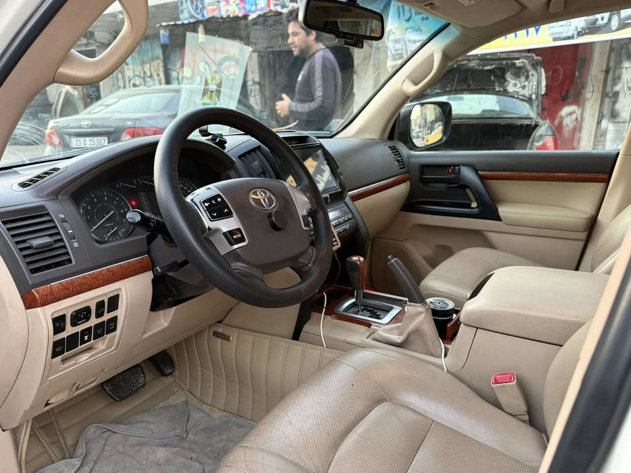 سلام. عليكم. لاندكروز لبيع. رقم بغداد بسمي موديل   2014 موصفات فول.  برايم  سياره. بيه بارد بسيط بس بيه.  صبغ بل دعاميه اقل اقل خمس صابع فقط.لاستفسار *********** مكلف بلنشر
