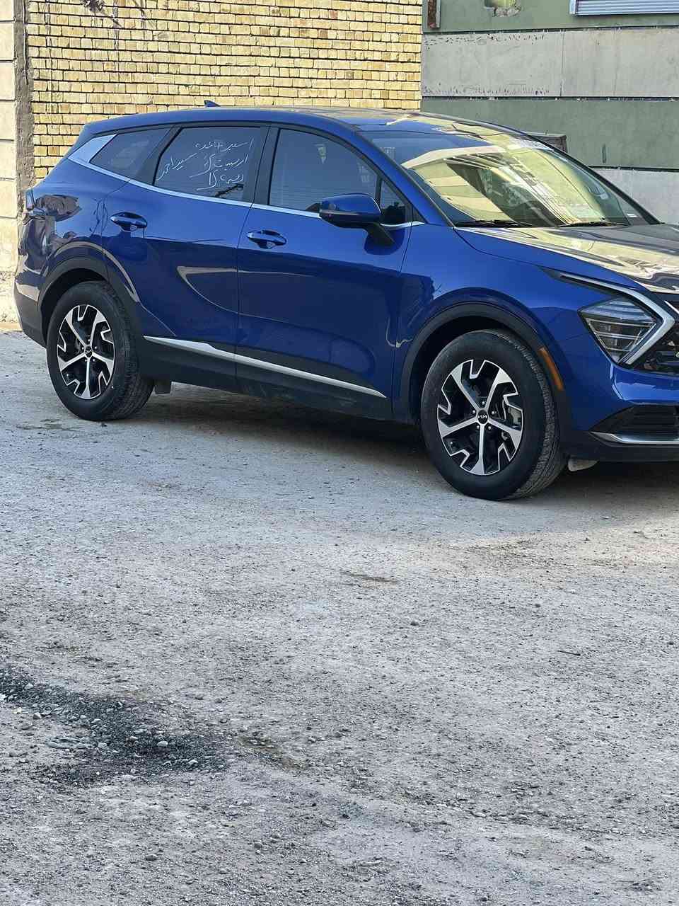 سلام عليك
كيا سبورتج للبيع  الافه ex مديل 24
موصفات
بصمه تشغيل عن بعد 
تحكم ستيرن 
شحن لاسلكي 
كشنات جلد 
وبعد بيه مواصفات
صوره الحادث موضح بل صوره فقط شبر بل بنيد
بدون رقم   مكان السياره بغداد
للستفسار ***********
