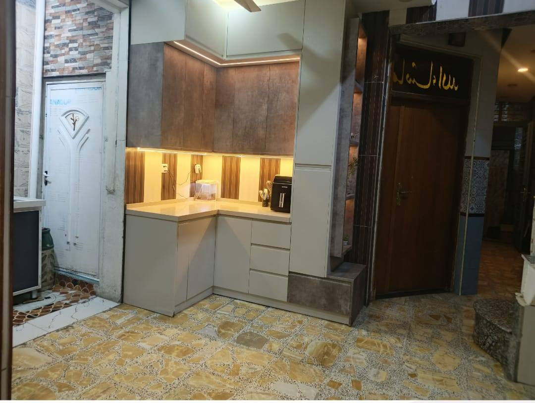 دار للبيع مساحة 84 متر في منطقة النور (الدوانم سابقاً) قرب جامع وحسينية حبيب ابن مظاهر الأسدي بموقع مميز وقريب من جميع الخدمات.
🔹 المساحة: 84 متر
🔹 الواجهة: 4.5 متر
🔹 مدخلين للدار
📌 تفاصيل الدار:
🏠 الطابق الأرضي:
▪️ استقبال
▪️ ممر
▪️ حولي
▪️ مطبخ حار
▪️ مطبخ بارد
▪️ غرفة كبيرة بعرض الواجهة
▪️ عدد 3 صحيات
🏠 الطابق الثاني:
▪️ غرفتين سويت
▪️ حولي
🏠 الطابق الثالث:
▪️ بيت (سطح قابل للاستخدام)
✨ الدار مرتبة ومناسبة للسكن العائلي
✨ موقع هادئ وقريب من الخدمات والأسواق
⚡ البيع مستعجل وبسعر مناسب جداً
📞 للاستفسار والمشاهدة يرجى التواصل على الخاص أو الاتصال. ***********
