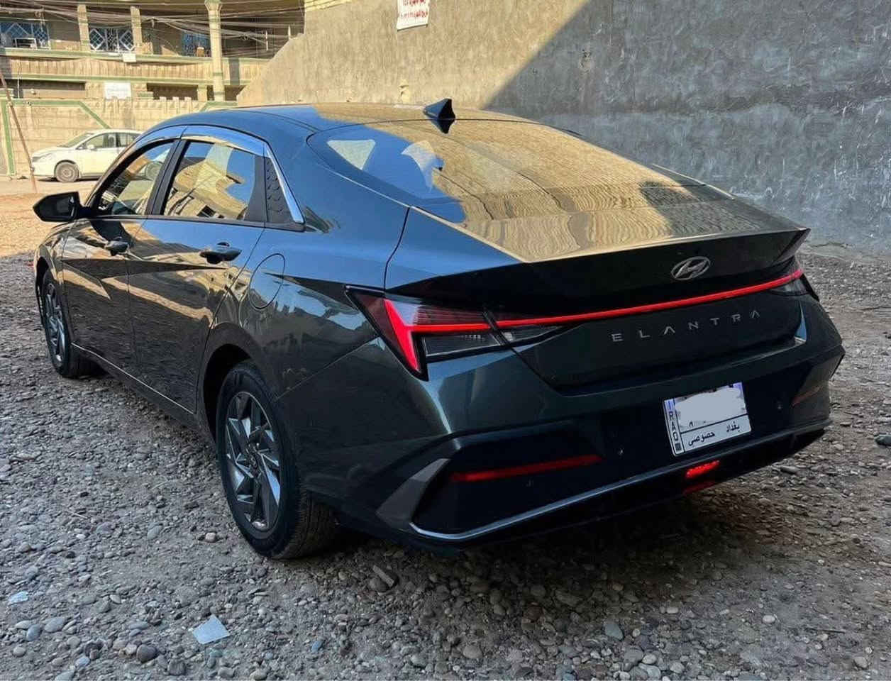 سعرها 110 وبيها مجال للاستفسار ***********
ألنتره 2024 وارد كوري داخله كلين وبالعراق صار بيها جاملغ خلفي مثل ما موضح بالصورة
السيارة فول 1/1 ماعدى الفتحه رقم بغداد 
أي استفسار ثاني اتصلو .
