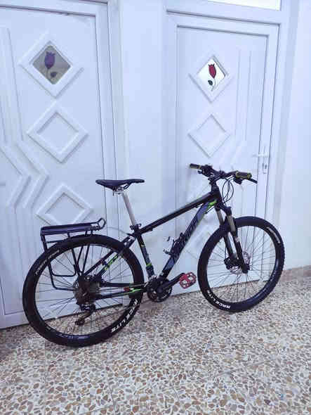 السلام عليكم 

لعشاق الترحال والمسافات الطويلة والتخييم دراجة جبلي 

ماركة #MERIDA ميردا العالمية ماركة غنية عن التعريف

صنع ألماني اصلي 🇩🇪 Made in Germany استيراد خاص 

فئة #جبلي حجم 27.5 سبعة وعشرين ونص لشة عالية وضخمة

لون مميز أسود لامع ميتاليك مطعم أخضر بفسفوري وسمنتي 

دبل أمامي سلس 100٪ احترافي نوع روك شوك اصلي اورجنال

 #ROCK_SHOX  تحكمات من الجهتين تقويه وترخيه وقفل 

سستم شيمانو كامل سيت كروب كامل ديور اكس تي اعلى وارقى

فئة #SHIMANO_DIORE_XT بدالات السرعة 10X3 ✈️✈️

10 نمرات خلفي و3 امامي يعني طائرة ارضية بلسرعة والسلاسة 

بريكات دهن #هايدروليك ماركة شيمانو اقراص دسكات مختومة 

ويالة بولبرين زوم طبقتين مخصة لتحمل الاوزان الثقيلة والطسات

تايرات كتان اصلية احترافية مختومة ختم الشركة #MERIDA

ستيرن رياضي مختوم ختم الشركة MERIDA رقبة اصلية المنيوم

سيباية نوع ترحال اصلية ماركة MAX مخصصة للترحال والتخيم

كمبلينات ويالة وسرج سلايت...بايدارات اصلية مميزة بولبرين 

🔴الدراجة استيراد خاص نظافة 100٪ بلكاغد نظيفة بمعنى
     الكلمة بلنايلون بدون اي شخط او زلغ او تقليم 

🔴الدراجة وضع شركة ما بيها برغي مبدل على وضع البلاد
     ليبل واحد ختم واحد ...ما بيها اي نقص كاملة وجاهزة

المكان موصل الجانب الايسر ....5 ورقات (500$ ثابت_قفل) 

يوجد توصيل بغداد وجميع المحافضات العراقية 

رقمي للتواصل ***********
