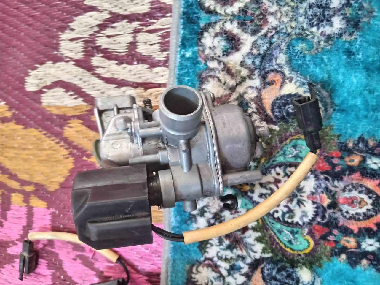 سلام عليكم كابريتر مال ٦٠ عصفوريه اصليه عدد ثنين سعر الوحده ٢٥ الف مكاني بغداد السيديه *********** توصيل ماعندي اعتذر
