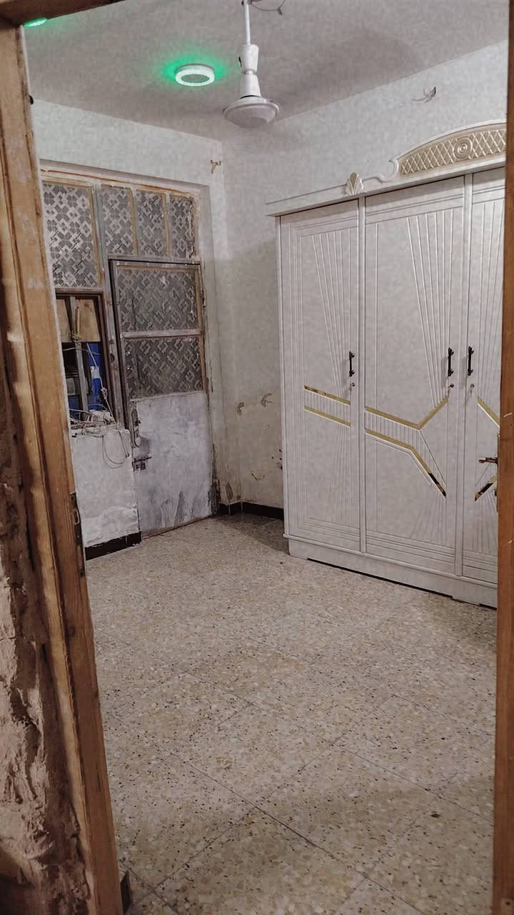السلام عليكم 
الدار للبيع مساحه 100مربع 
طابو زراعي سند ٢٥
المكان بلديات شارع المصرف قرب عماره أبو أسعد 
طابقين يحتوي الطابق الاول على :
استقبال+  وغرفه نوم+  وحمام+ ومطبخ +وترك + حولي صغير 
الطابق الثاني : 
ثلاث غرف نوم +حمام + حولي  
سعر 175
ملاحضهه: البيت مو كامل مثل متشوفون بلصور يحتاج شويه 
للاستفسار :***********

