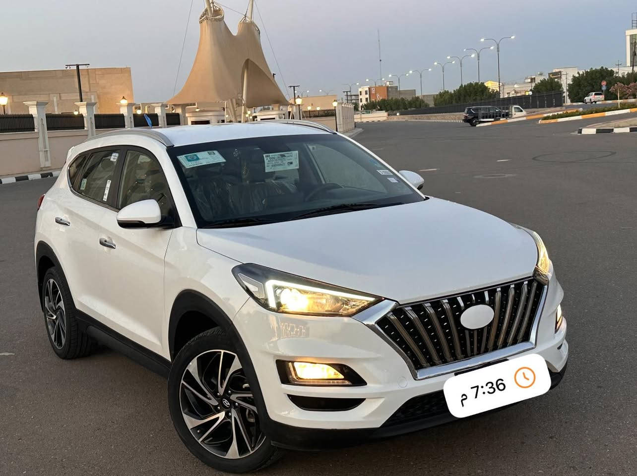 ---

🚗 للبيع هيونداي توسان 2020 - فول 1/1 عدا البانوراما 🚗

اللون: أبيض | الممشى: 128,000 كم  
الرقم: بغداد | المكان: الرمادي

المواصفات:
فول واحد على واحد عدا البانوراما

رادارات أمامية + حساسات
تحكمات ستيرنج كاملة
شحن لاسلكي
شاير مرايا + شاير شفط
ليدات كاملة أمامي وخلفي
جنوط رياضية وكالة

الفحص والحالة:
كفالة عامة من الصبغ والضربة والفتح والتبديل
كفالة حديد: أكفل الشاصي والحديد 100%
فقط الدعامية الأمامية بيها أثر شخوط خفيف، مصلحها ومكحليها ومصبوغها
الدعاميات ما أكفلها، أكفل الحديد فقط
السيارة ما شاء الله ما ناقصها اي شي 
***********
