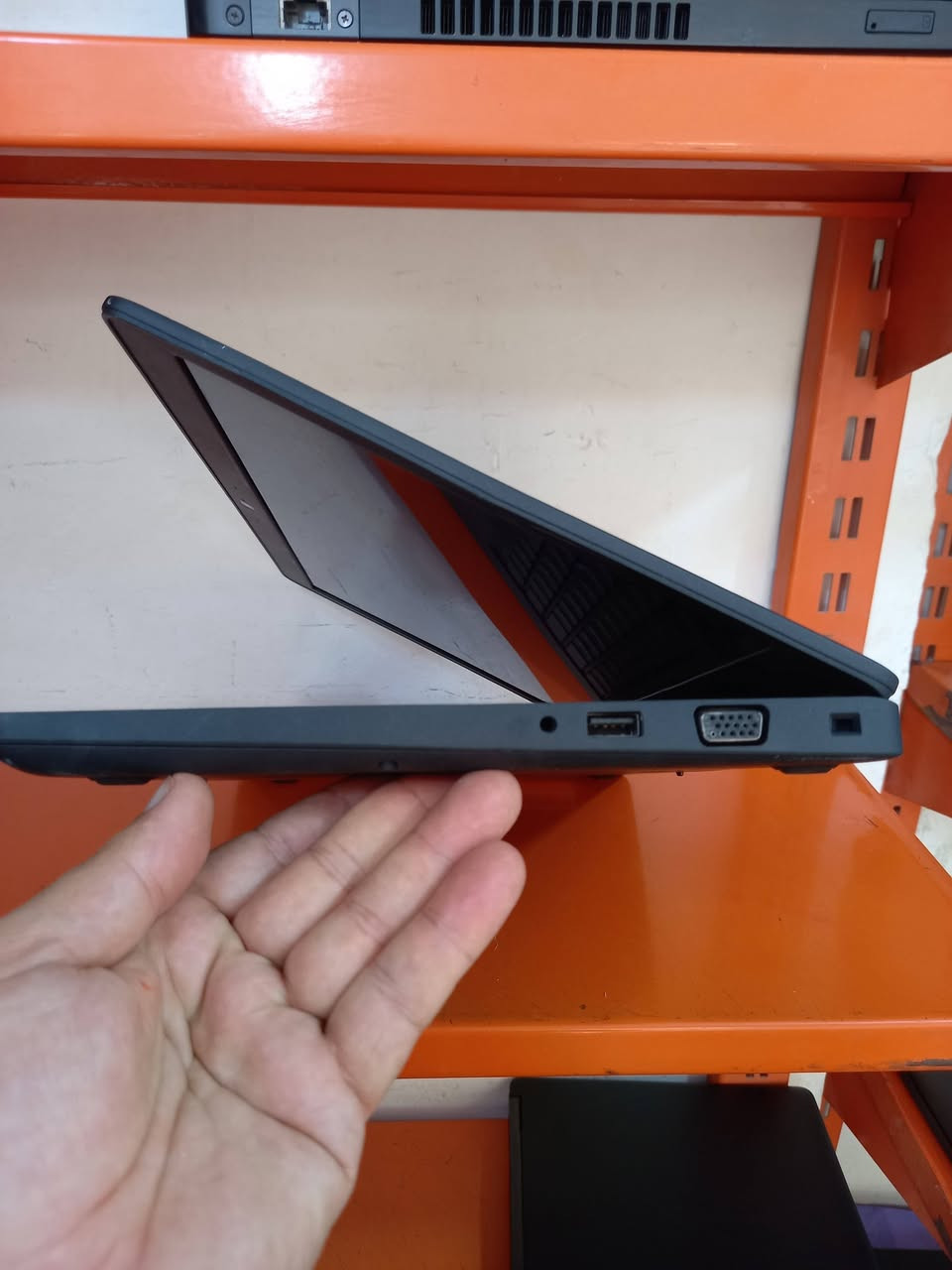 لابتوب دل dell 5480
المعالج من فئة  HQ
المعالج كور اي 7 الجيل 7
الهارد    256    ssd 
الرام 8.     ddr4 
كارت الشاشة  4  شير 
حجم الشاشة  14 
الشاحنة اصلية 
يحتوي على منفذ تايب سي للشحن او نقل البيانات
نظام التشغيل ويندوز 10 عربي انكليزي 
الملحقات شاحنة وجنطة 
السعر  250
***********
***********
يوجد توصيل

متوفر 
تتوفر مجموعة لابتوبات بأسعار مناسبة ومواصفات مختلفة
