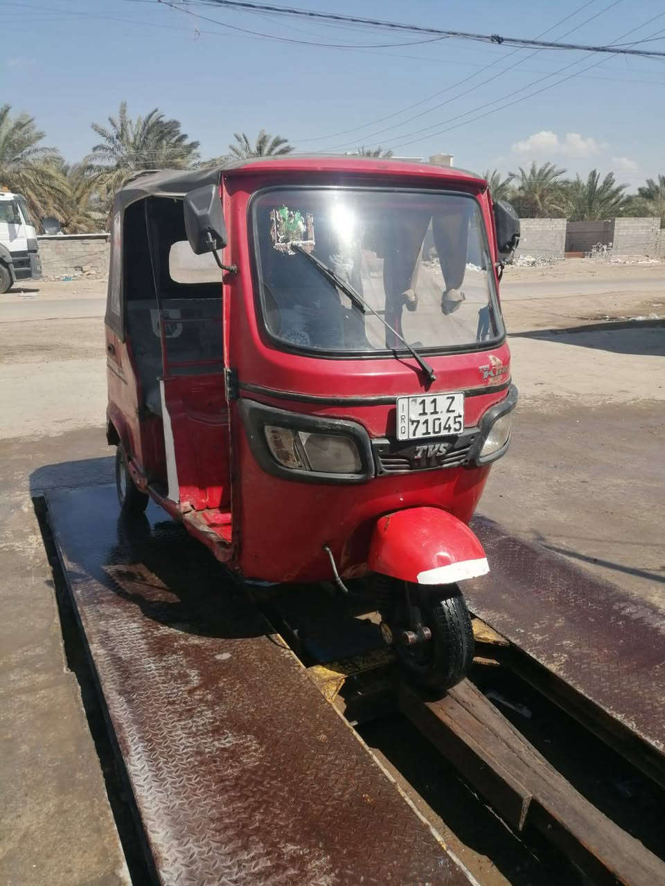 ١٨ رقم وسنويه انكليزي بغداد شرط التحويل التكتك كامله بس خيااسات باهلل مكينه مكفوله من الدخان كهربايات شغاله مكانه البياع سعره ٣٩٠٠ وبيه مجال ***********
