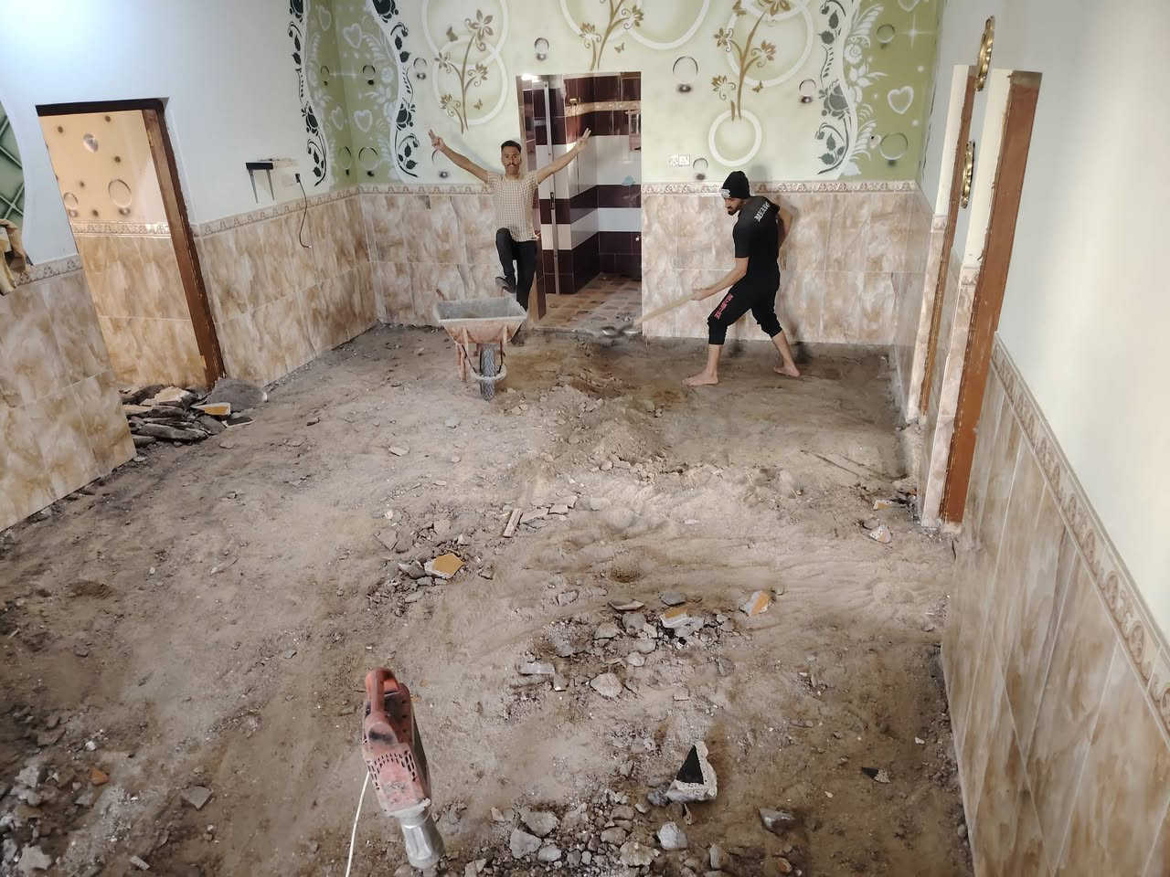 السلام عليكم شغلنا ليل ونهار برمضان يوجد كادر عمل جاهز  تصعيد مواد  / تنضيف بيوت  / تفليش  / تكشيط  / دفن نهري  / شقلنه ليل ونهار  / وماعليك بكلشي تاخذ شقل جاهز مني  / ومعداتنه جاهز وسياره تجيك للبيت ماعليك بس تصال على رقم/  ، ***********
