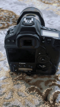 بدي كانون 1d x mark ii 
مع شاحن الأصلي ، مالها
ومع بطاريه الأصلي ، مالتها
السعر 
مليونين و٢٥٠ وبيها مجال

للتواصل خاص 
و واتساب
***********
