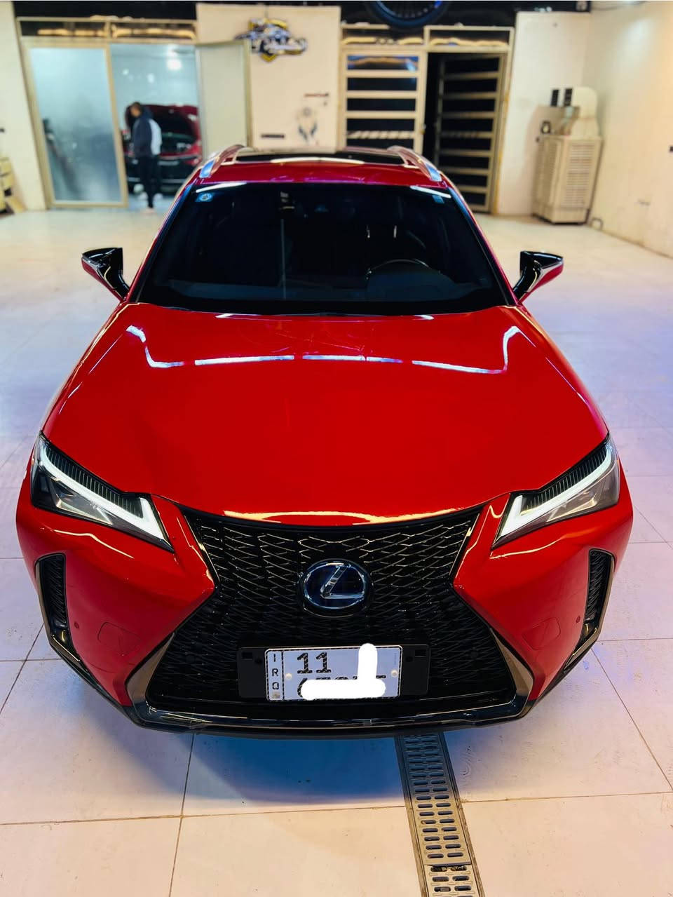 للبيع — Lexus UX 250h موديل    2022 🚘

🔥 فخامة يابانية | توفير وقود عالي جدًا | حالة ممتازة 🔥

إذا تريد سيارة نظيفة، فاخرة، واقتصادية بالبنزين وتعيش وياك سنين بدون وجع راس — هذه هي الخيار المثالي 👌

🔹 الموديل: Lexus UX 250h

🔹 السنة: 2022

🔹 الفئة: Base

🔹 المحرك: 2.0 لتر — 4 سلندر هايبرد (بنزين + كهرباء)

🔹 القوة: حوالي 181 حصان

🔹 القير: أوتوماتيك CVT ناعم جدًا

🔹 اللون: أحمر أنيق 🤍

🔹 الممشى:  (حوالي ٧٥ كم )

🌟  المواصفات:

✔ نظام هايبرد موفر للوقود — مناسب للزحام والطرق السريعة

✔ صرفية ممتازة جدًا:

 • داخل المدينة تقريبًا 1 لتر لكل 18–20 كم

 • على الطريق السريع حتى 1 لتر لكل 22 كم

✔ أنظمة أمان متكاملة Lexus Safety System+

 • رادار أمامي

 • مثبت سرعة ذكي

 • تحذير خروج عن المسار

 • نظام منع الاصطدام

✔ شاشة معلومات وترفيه

✔ تشغيل بصمة / زر

✔ مكيف قوي جدًا

✔ هدوء داخل المقصورة + عزل ممتاز

✔ مقاعد مريحة بخامات راقية

✔ سيارة مثالية للاستخدام اليومي والسفر

📦 المساحة:

🔸 5 ركاب

🔸 صندوق خلفي عملي جدًا للبيت والسفر

💎 السيارة تجمع بين الفخامة + الاعتمادية + التوفير

💎 تكاليف تشغيل منخفضة جدًا مقارنة بسيارات بنفس الفئة

💎 خيار ممتاز للمدينة والطرق الطويلة

💰 السعر: ( 217) — قابل للتفاوض بالمعقول

📞 للتواصل: (‭***********‬)
