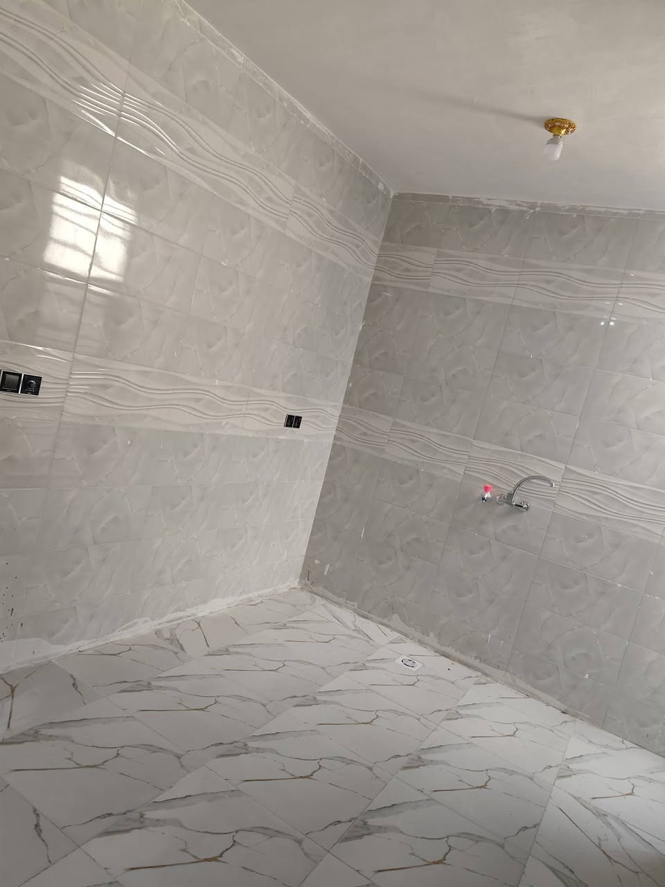 مشتمل 100م حي الحكيم شارع الوائليه يبعد عن الصب 20متر مرقم من البلديه يتكون من غرفه وصاله ومطبخ وستقبال شارعه 10م ***********
