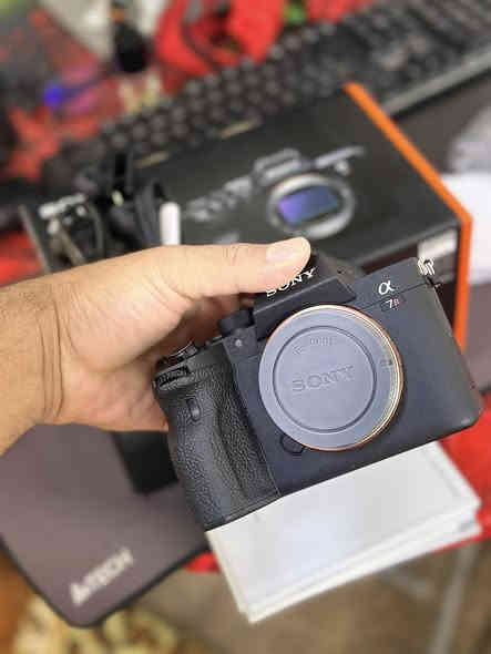 سوني a7R4 بدي فقط مع جميع ملحقاته الاصليه حتى وصل الشراء مال الشركه موجود والكارتون 
نسبه نظافة 99‎%‎ استخدام شخصي 
السعر مليون و 750 قفل قفل ملاحظه عن الحلال والحرام الكاميرا مفتوحه وسبب الفتح مثل ماموضح بلصوره امامكم الشراي يجي للبيت تفحص اشوف شغلها وكلشي اله تاخذها ونطيك ضمان بيها 
***********
بابل - القاسم
