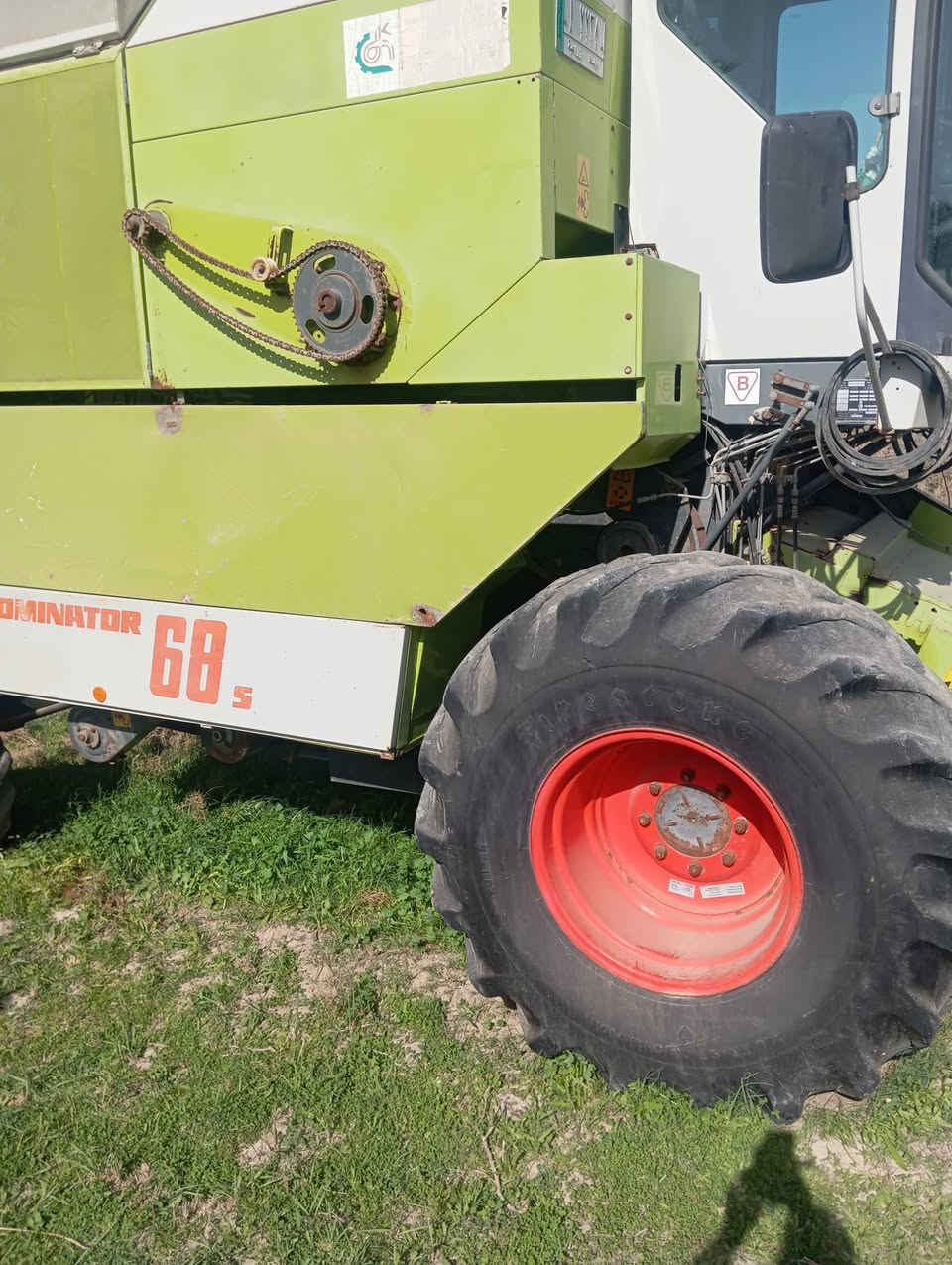 سلام عليكم حاصده للبيع موديل 2003فول مواصفات بريمه نفخ تاير عريض طبله بلاد محرك بيركنز بم طرح سوبر حلوه وجنضيفه سعر 45مليوم مع المجال رقم واسط اتصال ***********
