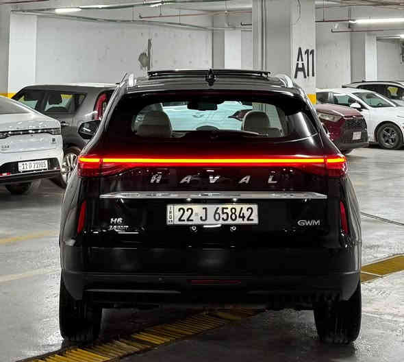 للبيع فقط هافال H6 موديل 2021  فول مواصفات أعلى فئة مكفولة  صيانة شركه نهج العراق 
ماشية : 88 الف كيلو  قابلة للزيادة
⚙️ المواصفات الميكانيكية
 • المحرك: 2.0 لتر تيربو، حوالي 201 حصان
 • ناقل الحركة: أوتوماتيكي مزدوج القابض (DCT) بـ7 سرعات.
 شاشة لمس بقياس 12.3 بوصة.
 • الاتصال: دعم Apple CarPlay وAndroid Auto.
 • الشحن اللاسلكي متوفر لشحن الهواتف الذكية.
 نظام صوتي مميز مع 8 سماعات.
 نظام تكييف هواء أوتوماتيكي مزدوج المناطق.
مقاعد أمامية قابلة للتدفئة والتهوية مع تحكم كهربائي.
فتحة سقف بانورامية
 • الفرملة التلقائية في حالات الطوارئ (AEB)
 • مساعد الحفاظ على المسار
 • مراقبة النقطة العمياء لتنبه السائق 
 • كاميرا رؤية محيطية بزاوية 360 درجة
 • مثبت السرعة 
 • نظام التعرف على إشارات المرور
 • 7 وسائد هوائية لتوفير حماية شاملة.
أي صبغ او ضربة ما بيها الا شخط بسيطة
تايرات وباتري جديد واستخدام بانزين محسن وتبديل الدهن كله وكالة فريز التبريد مبدل وكالة . مالك اول وضمان ١٠٠الف او ٥ سنين
السعر 168$ ورقه مجال بصيط مكاني بغداد العامريه
***********. للاتصال بغداد
