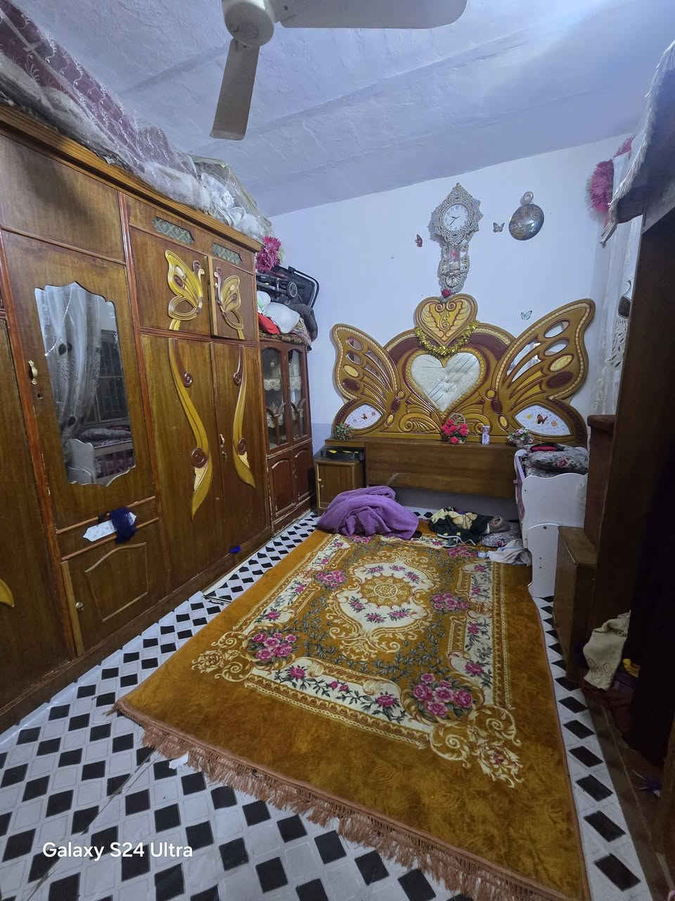 بيت لبيع بشارع المطار الجديدالمساحه ٢٠٠متر يحتوي على غرف٢وصاله ومطبخ وستقبال ومكشوفات٢ وطارمه السعر ٢٨ وبي مجال قليل الساس تجعيب السكف عكاده البناء بلوك للستفسار ***********مكتب بركات ام البنين قرب اسواق فدك مقابيل شارع السبيس
