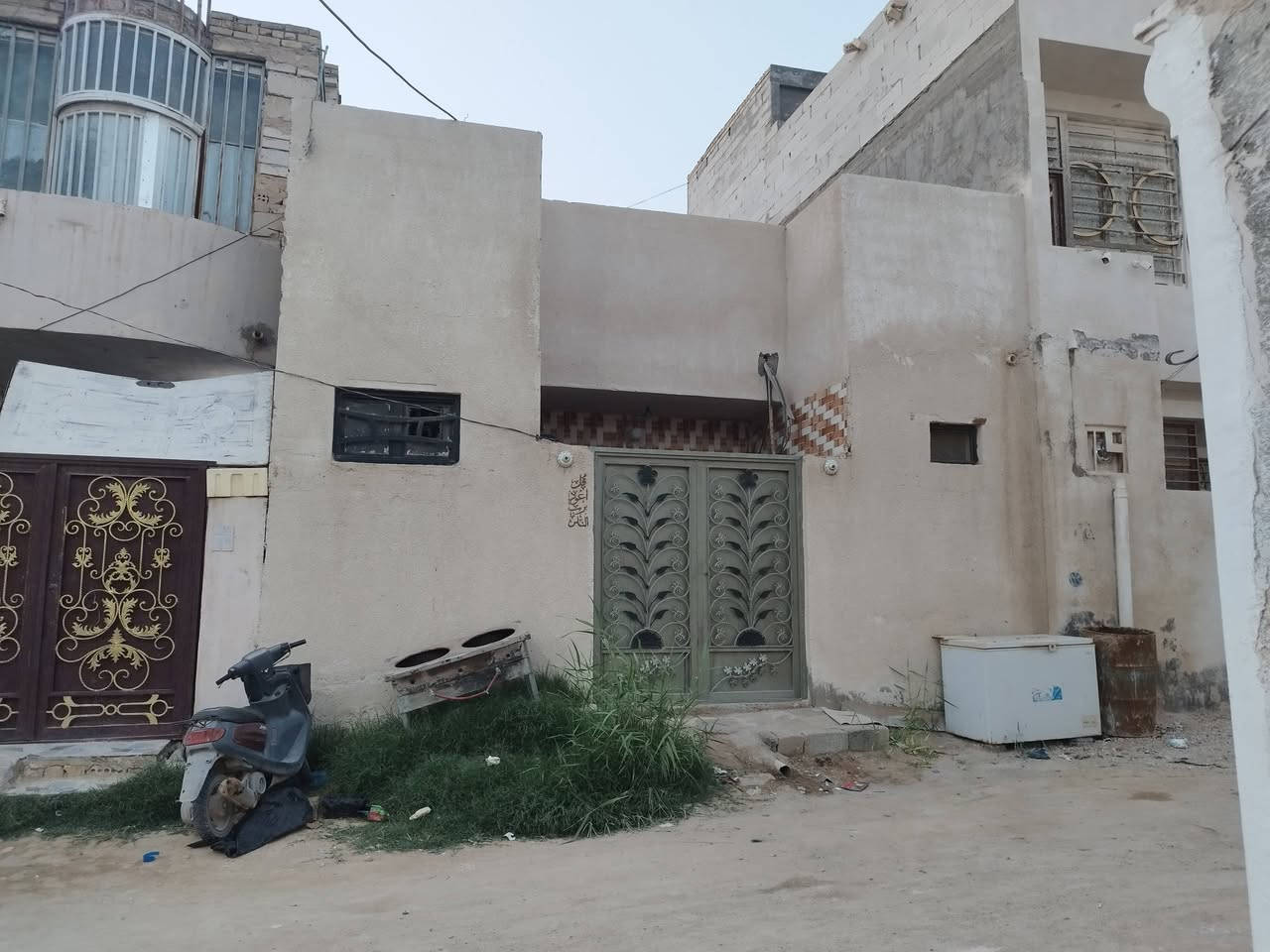للبيع دار ١٠٠ متر واجه ٧ متر نزال ١٤ وربع كربلاء الحر الصغير بداية شارع المستوصف يحتوي البيت على طارمة ٢.٥×٣ متر صحيات خارجية ٢×٢.٥ متر استقبال كبير ٧×٤.٥ متر مطبخ مصغر ٢×٢ متر صالة كبيره ٧×٤ متر من ضمنها صحيات داخلية ومنور غرفه كبيرة ٥×٦ مع خلفية درج وبيتونه صب كونكريت السطح مطبك بالكامل مع ستائر كاملة الشارع ٦ متر ثالث بيت عن الركن الفرع بي بس ١٠ بيوت ومغلق ومخدوم ماء كهرباء ومجاري ابابك بسعر مناسب ٦٥ مليون للاستفسار الاتصال ***********
