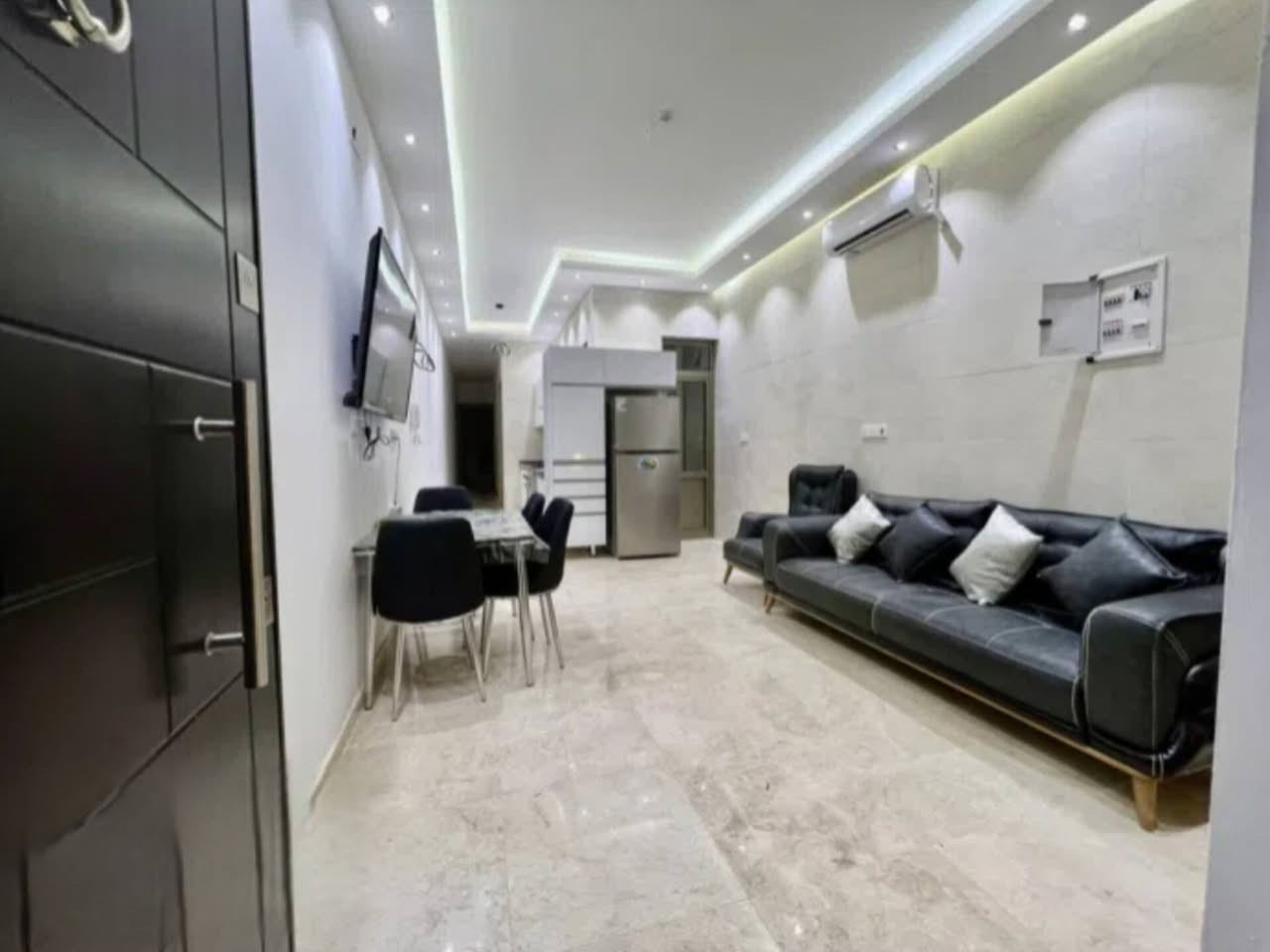 شقة للايجار 

الموقع/المنصور حي دراغ 

المساحه/100م

المواصفات 
طابق اول 
طابق ارضي 
2غرف نوم 
2حمام
صاله
مطبخ
موثث بالكامل
بناء حديث ومودرن 
الأنترنيت والكهرباء الوطنيه مجانا
يصلح لسكن العوائل والمغتربين 

سعر الأيجار/1,000$

الواجهة/***********
