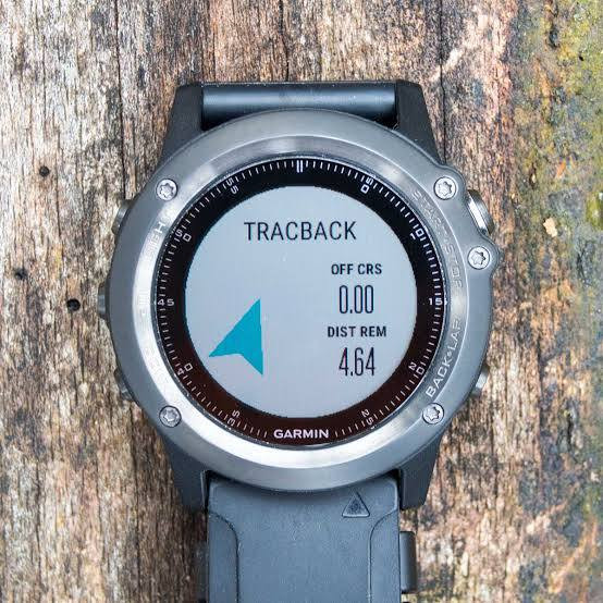 ساعة Garmin fēnix 3 هي ساعة رياضية ذكية متينة مصممة للمحترفين والمغامرين والعسكرين ، وتعتبر من الإصدارات الكلاسيكية التي مهدت الطريق لسلسلة fēnix الشهيرة. 

المواصفات الأساسية

الشاشة: شاشة Chroma ملونة بحجم 1.2 بوصة بدقة 218×218 بكسل، مصممة لتكون واضحة جداً تحت أشعة الشمس.

المتانة: هيكل قوي مع هوائي EXO من الفولاذ المقاوم للصدأ لاستقبال إشارات GPS وGLONASS بسرعة ودقة.

مقاومة الماء: تصنيف 10 ATM، مما يعني أنها مقاومة للماء حتى عمق 100 متر.

المستشعرات: تضم بوصلة إلكترونية بـ 3 محاور، ومقياس ارتفاع بارومتري، ومقياس ضغط جوي. 

 +4

عمر البطارية

وضع الساعة الذكية: يصل إلى 6 أسابيع

وضع GPS: يصل إلى 20 ساعة من التتبع المستمر.

وضع UltraTrac: يصل إلى 50 ساعة لتوفير الطاقة أثناء الرحلات الطويلة. 

الميزات الرياضية والذكية

تتبع الأنشطة: تدعم الجري، السباحة (في المسابح والمياه المفتوحة)، ركوب الدراجات، التزلج، والمشي لمسافات طويلة.

الملاحة: تدعم ميزة TracBack للعودة إلى نقطة البداية وتخزين حتى 1000 موقع.

التخصيص: متوافقة مع متجر Connect IQ لإضافة واجهات ساعة وتطبيقات وحقول بيانات مخصصة.

التنبيهات: تستقبل الإشعارات الذكية (رسائل، مكالمات، بريد إلكتروني) عند ربطها بالهاتف عبر البلوتوث

رابط فديو موضح طريقه  عمل الساعه و ال GPS ومواصفات 

https://youtu.be/DFGt2hI1oeo?si=iWbrEJ01G3tFMlkT

الساعه نظافته 100 القطر 51 كبير 
السعر 130 مع شاحنة والتوصيل


**إذا كنت صاحب هذا الإعلان وتريد حذفه لأي سبب، رجاءا أرسل رسالة إلى الدعم الفني**