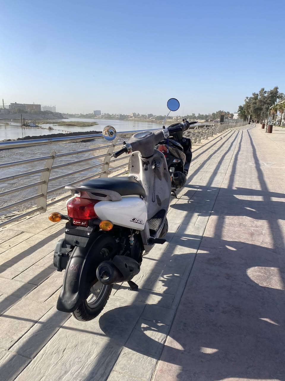 سلام عليكم دراجه فله 120. دراجه كفاله عامه من كلشي أوراقها موجوده كامله صارلها أقل الشهرين نازله من الرمبه 2009 نضافه 100/100 السعر_ 950 وبيها مجال    ... للتواصل) ***********
